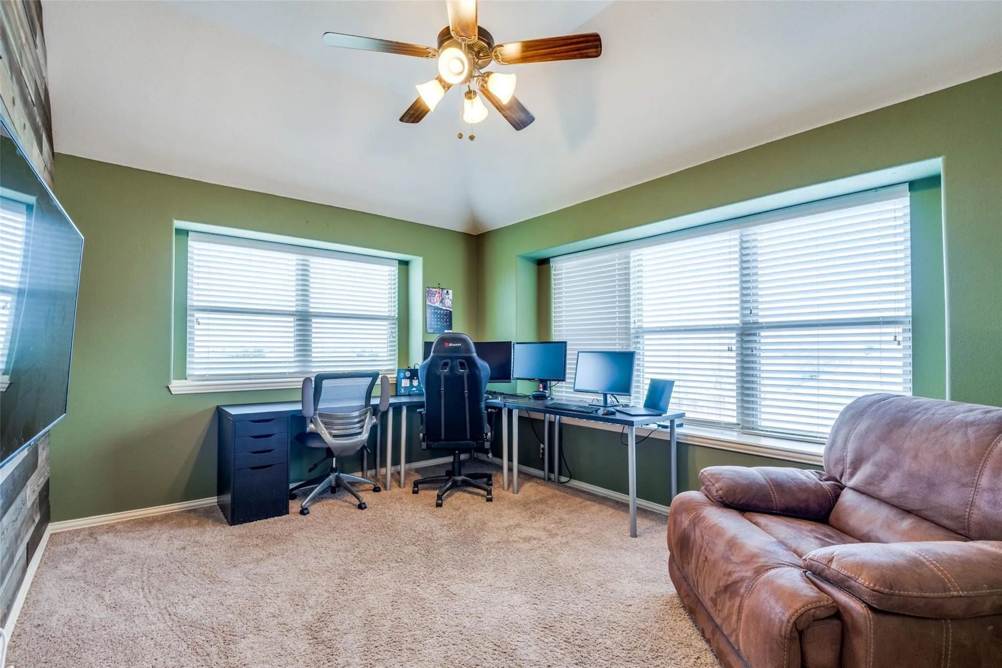 Single Family Residence For Sale in Denton County , 9312 Wellington Drive, Little Elm, Texas 75068, 4 Bedroom, 3 Bathroom, 2 Garage spaces, 2,461 Sqft, built in 2015, mls#21367827, Real Estate Agent in Little Elm, Homes For Sale in Denton county, Homes For Sale in Little Elm, Realtor in Little Elm Texas, Real Estate Brokerage Independent Realty Texas, Luminita Cordes Realtor