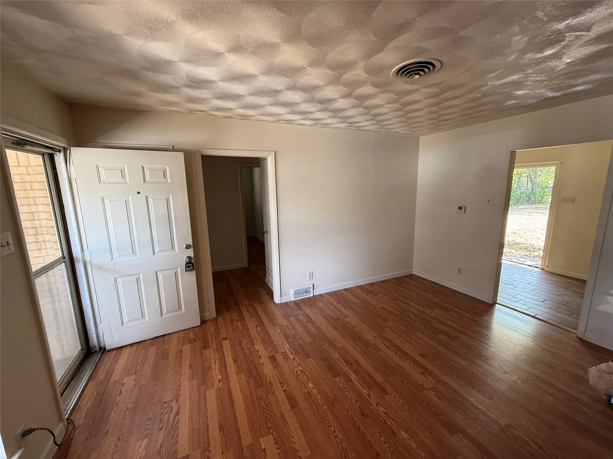 Single Family Residence For Sale in Dallas County , 7935 Larchridge Drive, Dallas, Texas 75232, 3 Bedroom, 1 Bathroom, Garage spaces, 1,274 Sqft, built in 1960, mls#21368202, Real Estate Agent in Dallas, Homes For Sale in Dallas county, Homes For Sale in Dallas, Realtor in Dallas Texas, Real Estate Brokerage Independent Realty Texas, Luminita Cordes Realtor