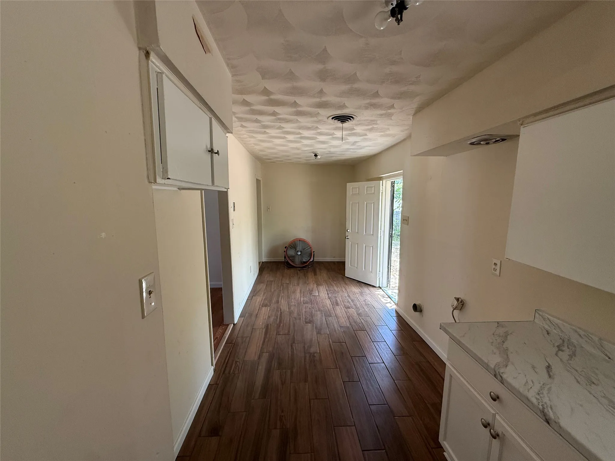 Single Family Residence For Sale in Dallas County , 7935 Larchridge Drive, Dallas, Texas 75232, 3 Bedroom, 1 Bathroom, Garage spaces, 1,274 Sqft, built in 1960, mls#21368202, Real Estate Agent in Dallas, Homes For Sale in Dallas county, Homes For Sale in Dallas, Realtor in Dallas Texas, Real Estate Brokerage Independent Realty Texas, Luminita Cordes Realtor