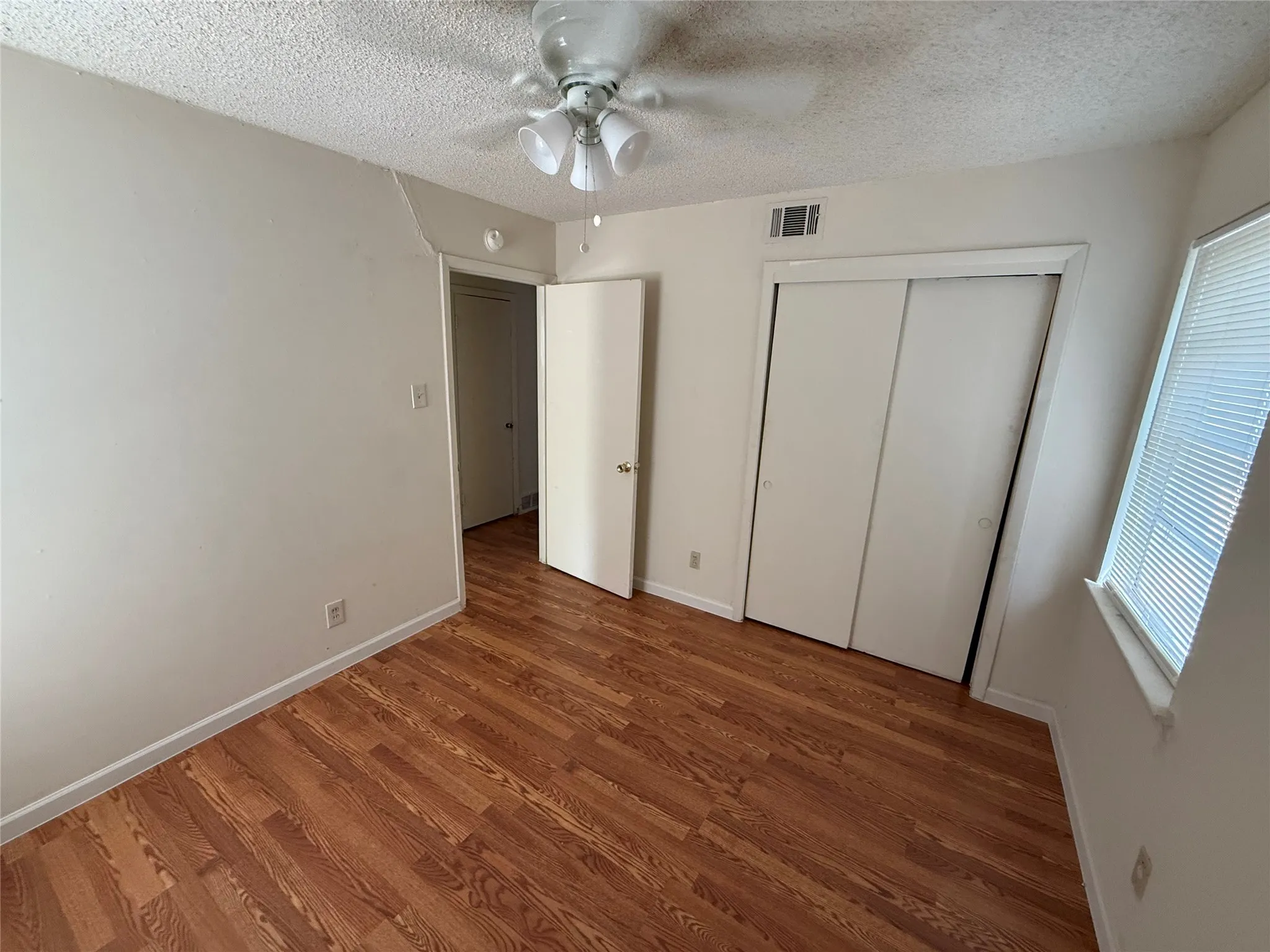 Single Family Residence For Sale in Dallas County , 7935 Larchridge Drive, Dallas, Texas 75232, 3 Bedroom, 1 Bathroom, Garage spaces, 1,274 Sqft, built in 1960, mls#21368202, Real Estate Agent in Dallas, Homes For Sale in Dallas county, Homes For Sale in Dallas, Realtor in Dallas Texas, Real Estate Brokerage Independent Realty Texas, Luminita Cordes Realtor