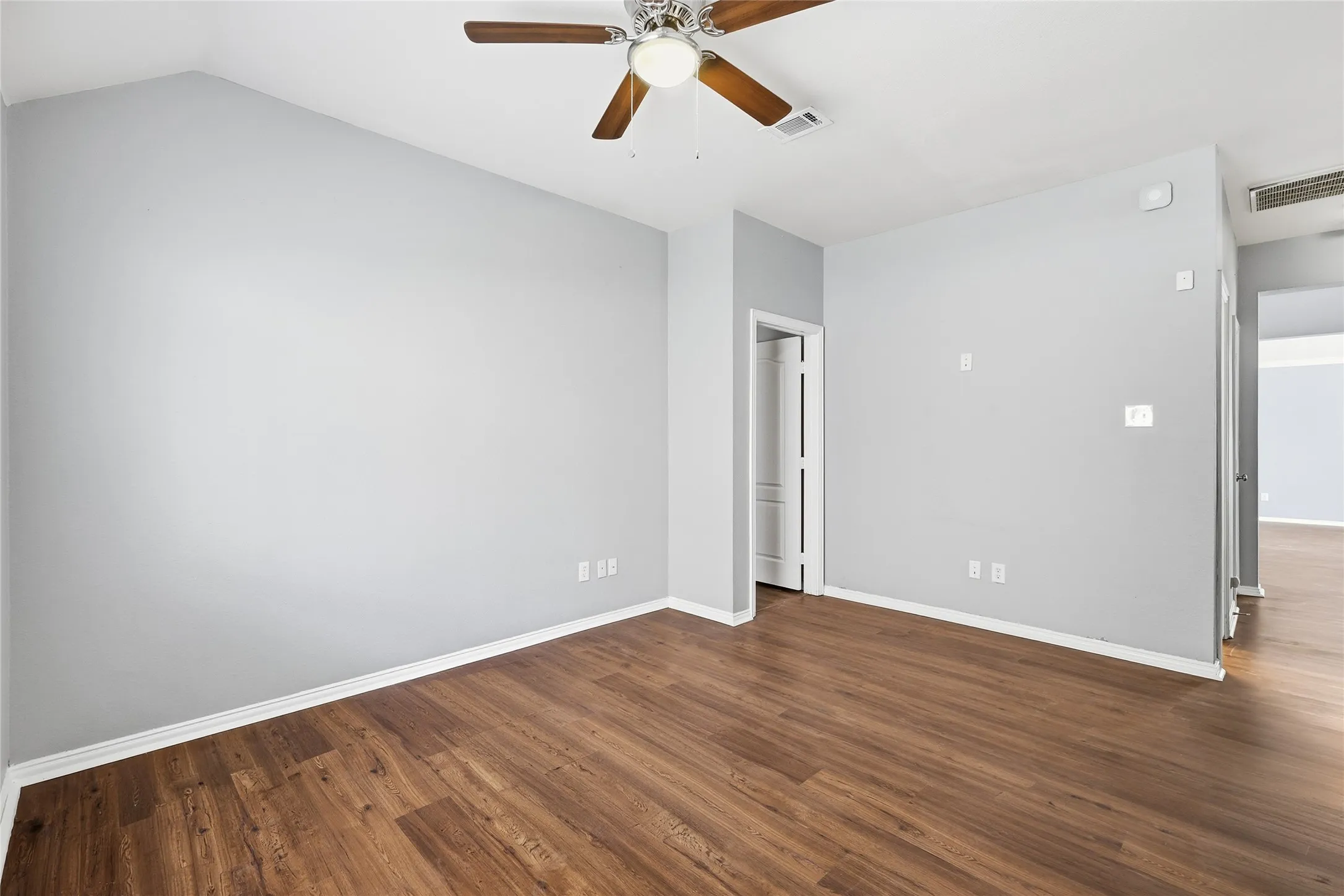 Single Family Residence For Sale in Denton County , 2211 Knob Hill Drive, Corinth, Texas 76210, 3 Bedroom, 2 Bathroom, 2 Garage spaces, 2,207 Sqft, built in 1997, mls#21371691, Real Estate Agent in Corinth, Homes For Sale in Denton county, Homes For Sale in Corinth, Realtor in Corinth Texas, Real Estate Brokerage Independent Realty Texas, Luminita Cordes Realtor
