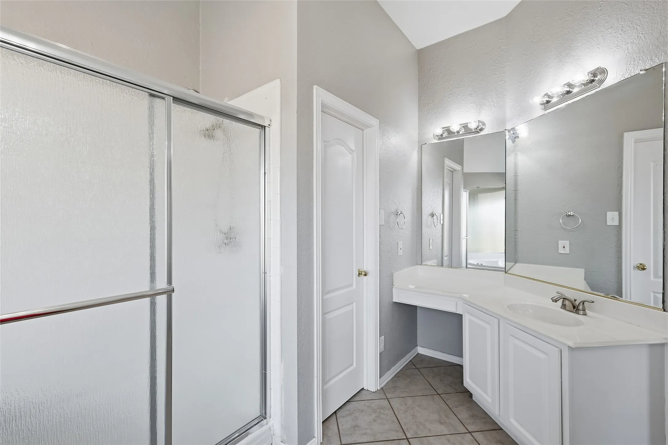 Single Family Residence For Sale in Denton County , 2211 Knob Hill Drive, Corinth, Texas 76210, 3 Bedroom, 2 Bathroom, 2 Garage spaces, 2,207 Sqft, built in 1997, mls#21371691, Real Estate Agent in Corinth, Homes For Sale in Denton county, Homes For Sale in Corinth, Realtor in Corinth Texas, Real Estate Brokerage Independent Realty Texas, Luminita Cordes Realtor