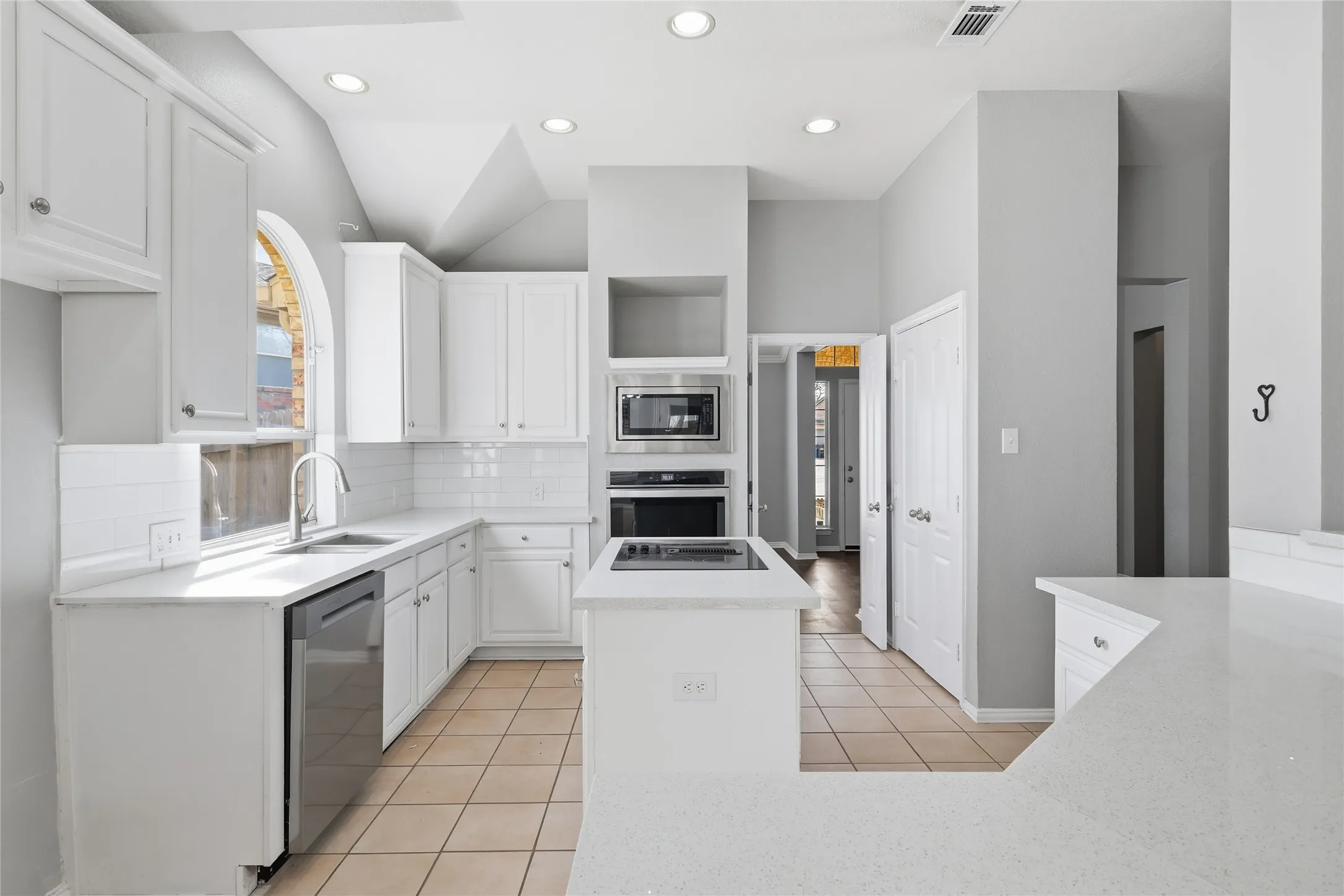 Single Family Residence For Sale in Denton County , 2211 Knob Hill Drive, Corinth, Texas 76210, 3 Bedroom, 2 Bathroom, 2 Garage spaces, 2,207 Sqft, built in 1997, mls#21371691, Real Estate Agent in Corinth, Homes For Sale in Denton county, Homes For Sale in Corinth, Realtor in Corinth Texas, Real Estate Brokerage Independent Realty Texas, Luminita Cordes Realtor