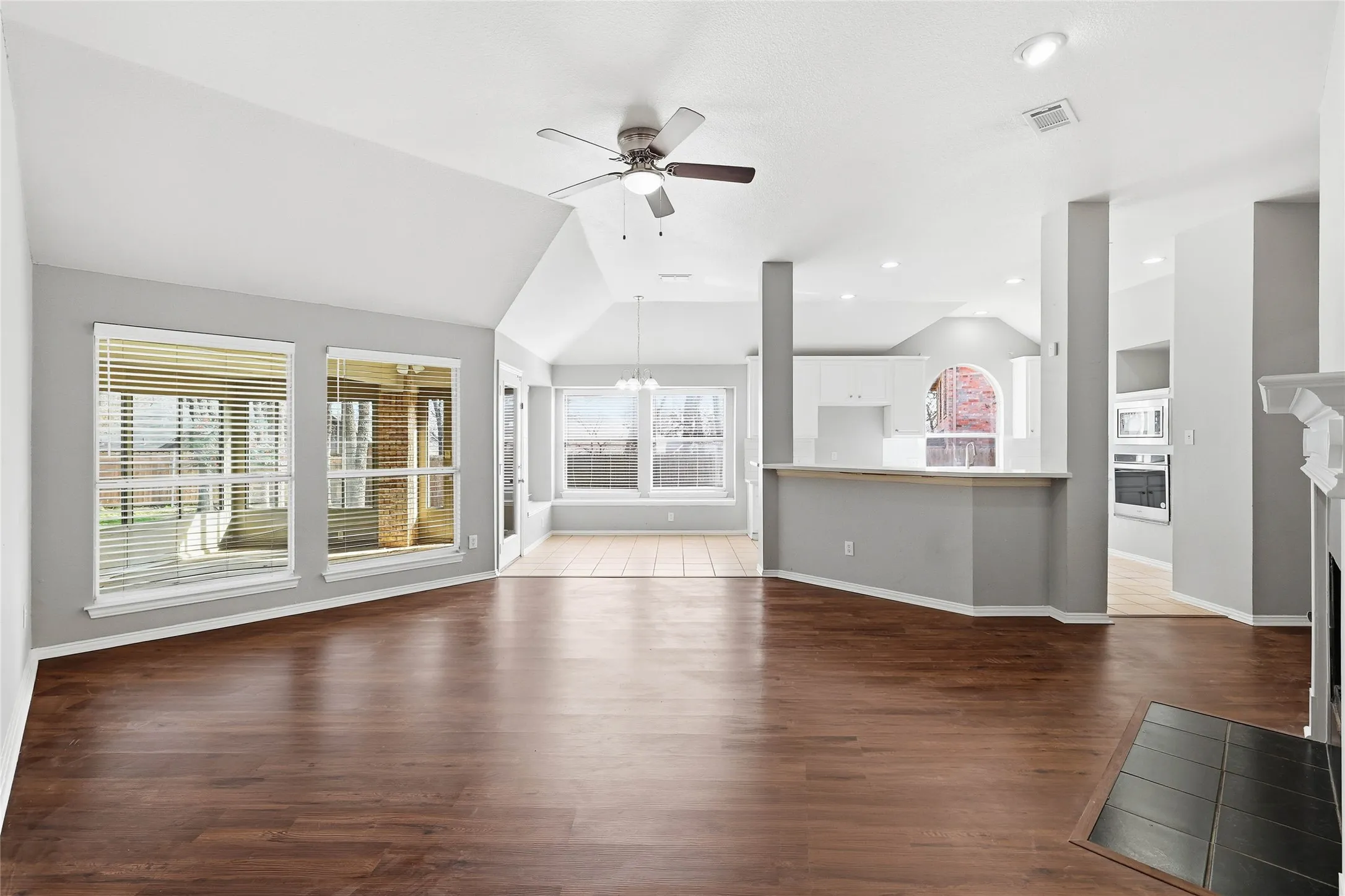 Single Family Residence For Sale in Denton County , 2211 Knob Hill Drive, Corinth, Texas 76210, 3 Bedroom, 2 Bathroom, 2 Garage spaces, 2,207 Sqft, built in 1997, mls#21371691, Real Estate Agent in Corinth, Homes For Sale in Denton county, Homes For Sale in Corinth, Realtor in Corinth Texas, Real Estate Brokerage Independent Realty Texas, Luminita Cordes Realtor