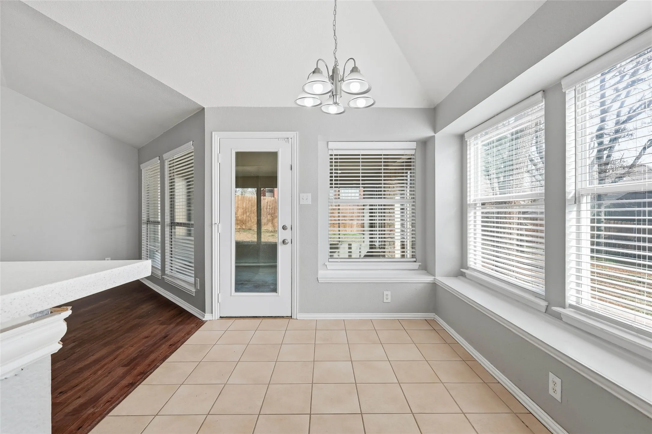 Single Family Residence For Sale in Denton County , 2211 Knob Hill Drive, Corinth, Texas 76210, 3 Bedroom, 2 Bathroom, 2 Garage spaces, 2,207 Sqft, built in 1997, mls#21371691, Real Estate Agent in Corinth, Homes For Sale in Denton county, Homes For Sale in Corinth, Realtor in Corinth Texas, Real Estate Brokerage Independent Realty Texas, Luminita Cordes Realtor