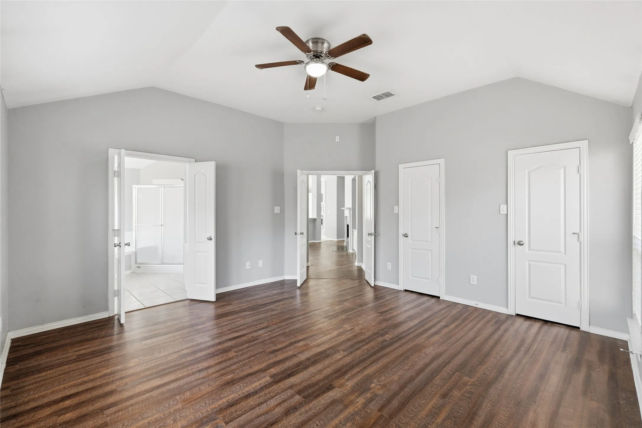 Single Family Residence For Sale in Denton County , 2211 Knob Hill Drive, Corinth, Texas 76210, 3 Bedroom, 2 Bathroom, 2 Garage spaces, 2,207 Sqft, built in 1997, mls#21371691, Real Estate Agent in Corinth, Homes For Sale in Denton county, Homes For Sale in Corinth, Realtor in Corinth Texas, Real Estate Brokerage Independent Realty Texas, Luminita Cordes Realtor