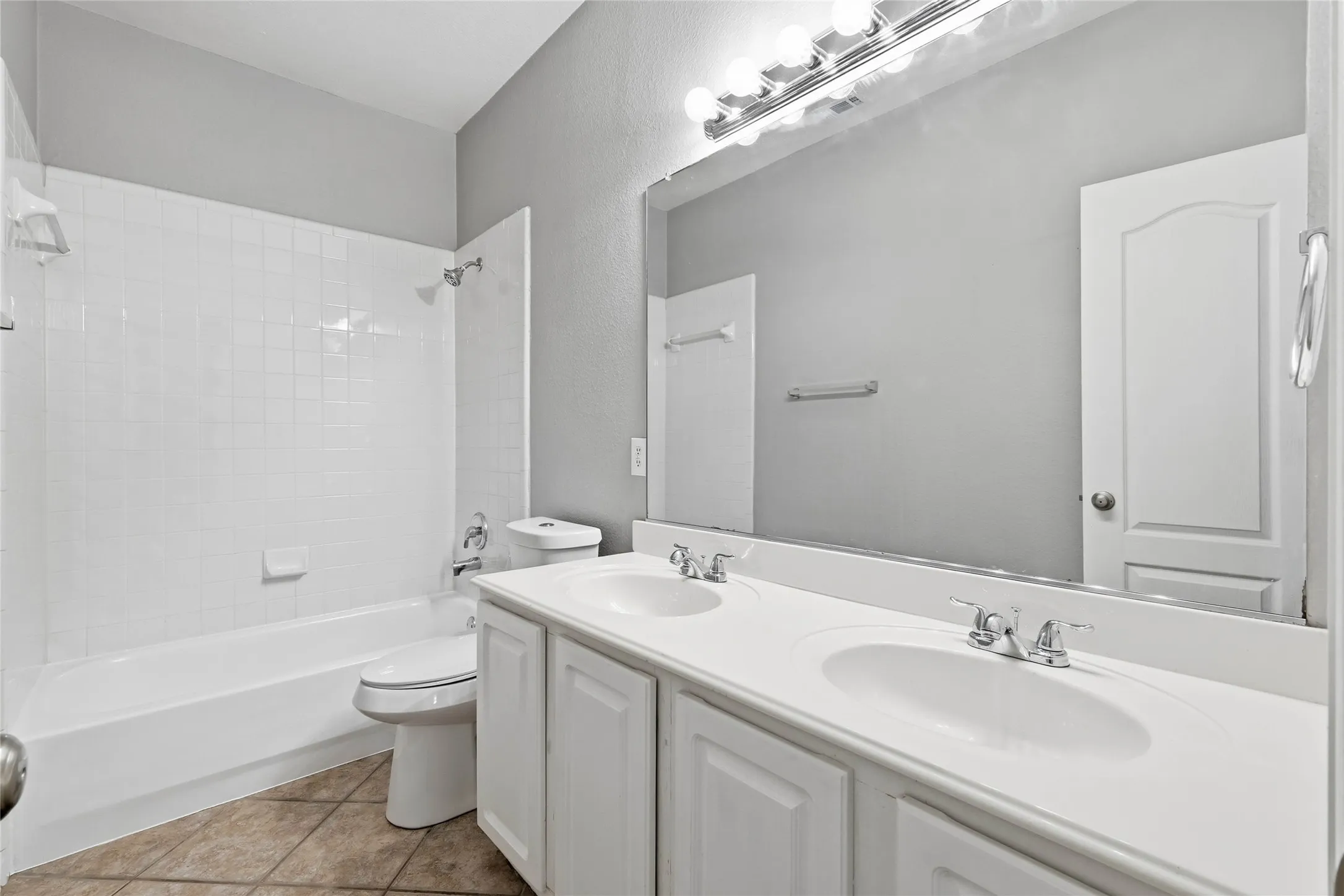 Single Family Residence For Sale in Denton County , 2211 Knob Hill Drive, Corinth, Texas 76210, 3 Bedroom, 2 Bathroom, 2 Garage spaces, 2,207 Sqft, built in 1997, mls#21371691, Real Estate Agent in Corinth, Homes For Sale in Denton county, Homes For Sale in Corinth, Realtor in Corinth Texas, Real Estate Brokerage Independent Realty Texas, Luminita Cordes Realtor
