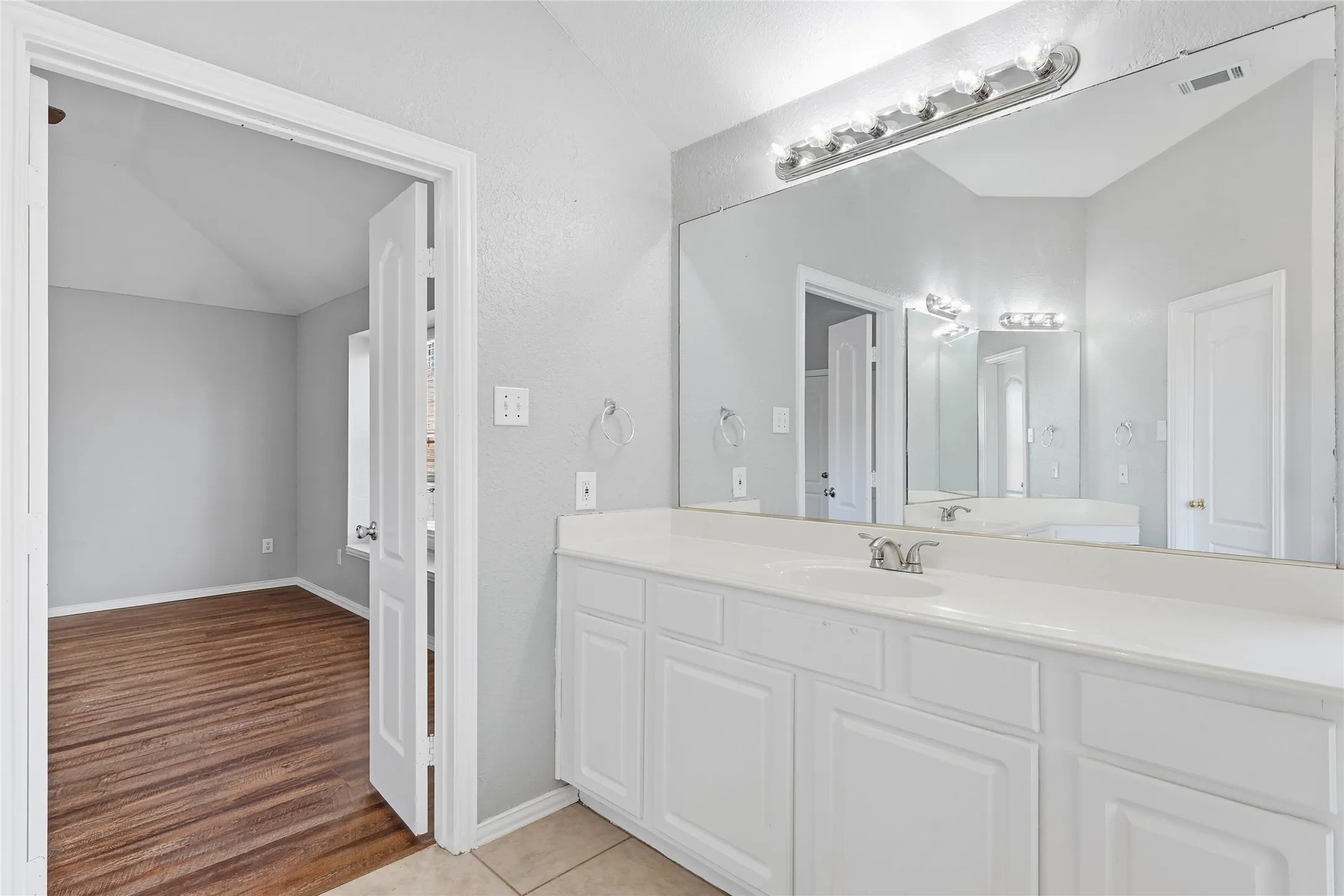 Single Family Residence For Sale in Denton County , 2211 Knob Hill Drive, Corinth, Texas 76210, 3 Bedroom, 2 Bathroom, 2 Garage spaces, 2,207 Sqft, built in 1997, mls#21371691, Real Estate Agent in Corinth, Homes For Sale in Denton county, Homes For Sale in Corinth, Realtor in Corinth Texas, Real Estate Brokerage Independent Realty Texas, Luminita Cordes Realtor