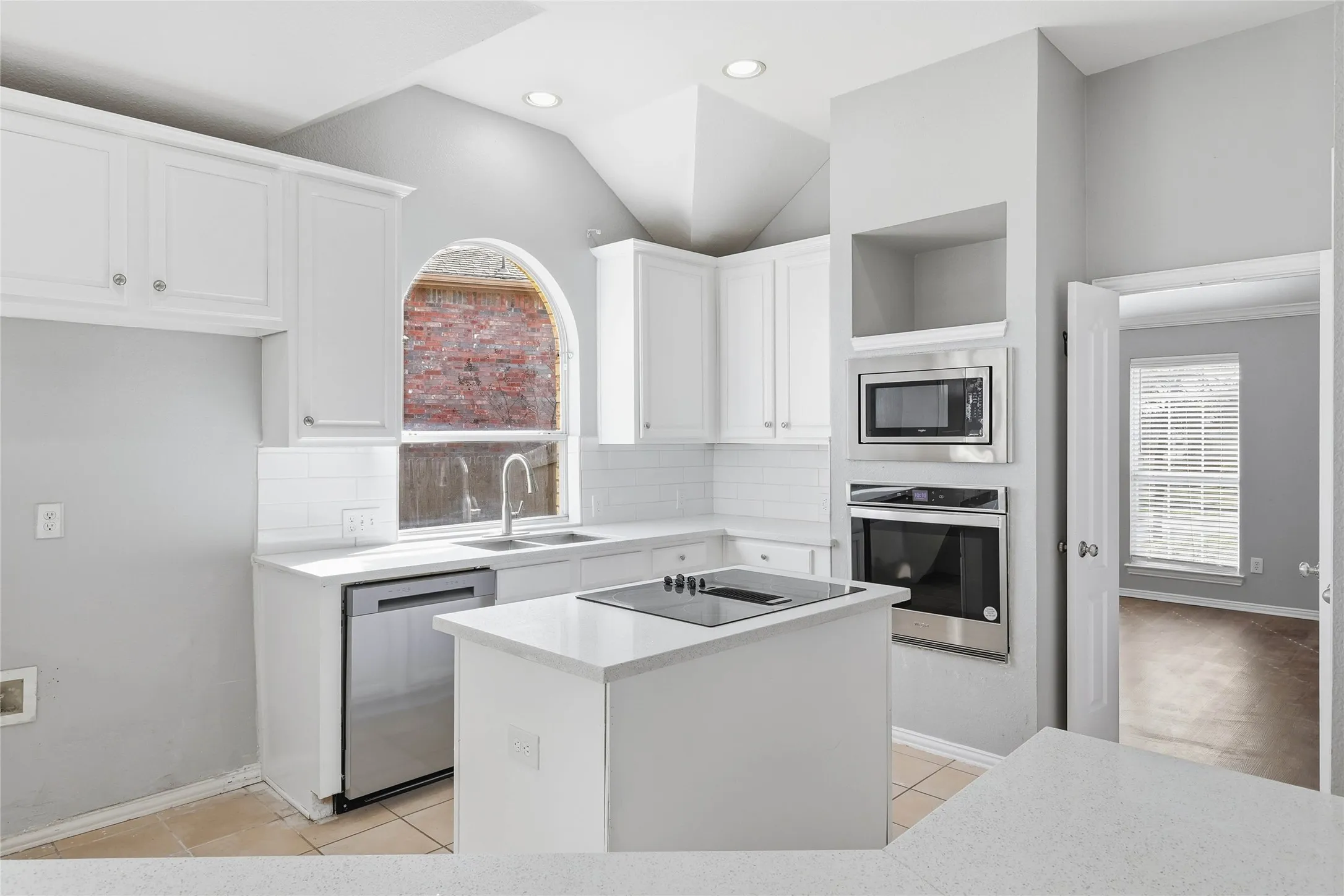 Single Family Residence For Sale in Denton County , 2211 Knob Hill Drive, Corinth, Texas 76210, 3 Bedroom, 2 Bathroom, 2 Garage spaces, 2,207 Sqft, built in 1997, mls#21371691, Real Estate Agent in Corinth, Homes For Sale in Denton county, Homes For Sale in Corinth, Realtor in Corinth Texas, Real Estate Brokerage Independent Realty Texas, Luminita Cordes Realtor