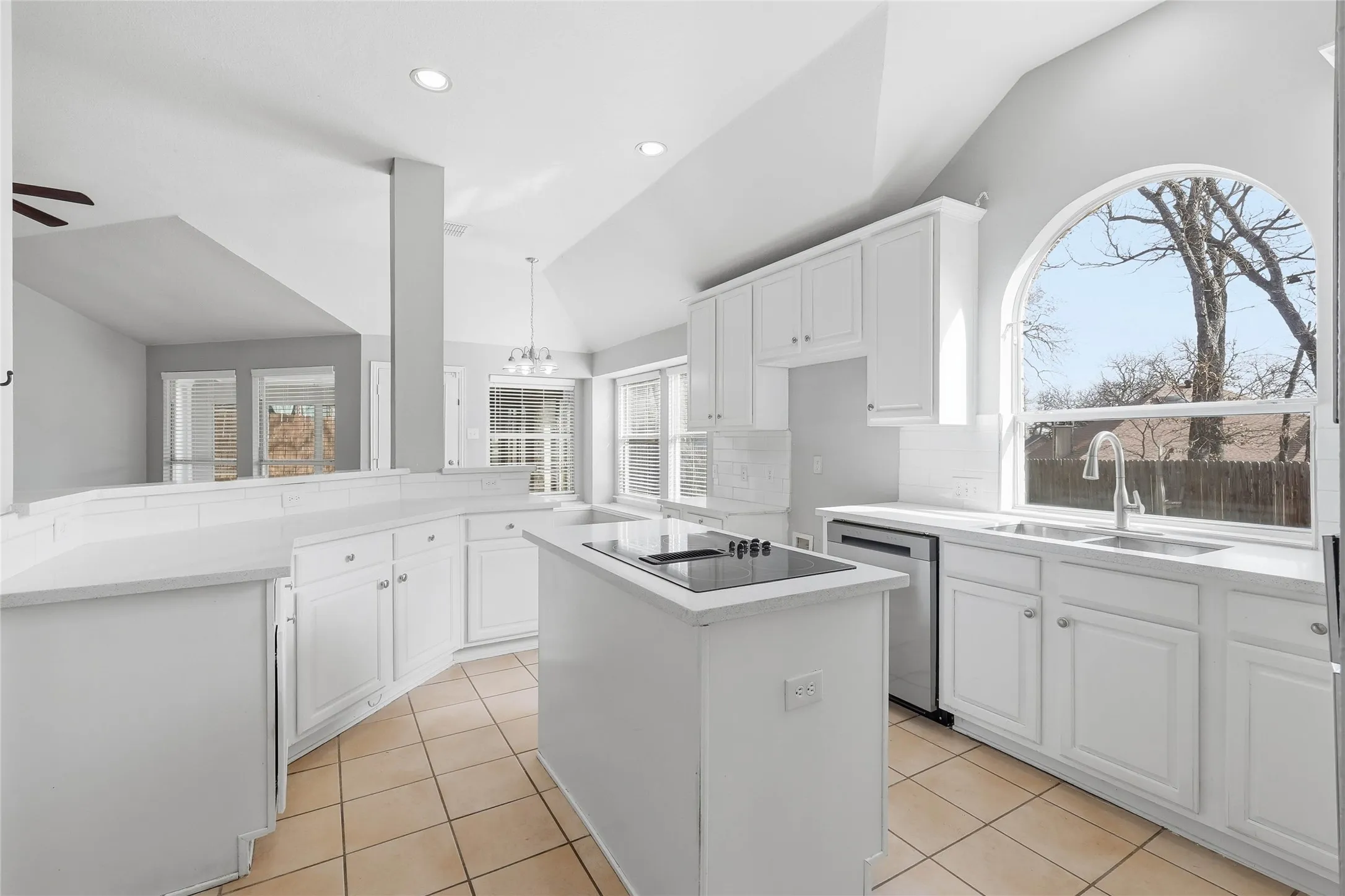 Single Family Residence For Sale in Denton County , 2211 Knob Hill Drive, Corinth, Texas 76210, 3 Bedroom, 2 Bathroom, 2 Garage spaces, 2,207 Sqft, built in 1997, mls#21371691, Real Estate Agent in Corinth, Homes For Sale in Denton county, Homes For Sale in Corinth, Realtor in Corinth Texas, Real Estate Brokerage Independent Realty Texas, Luminita Cordes Realtor