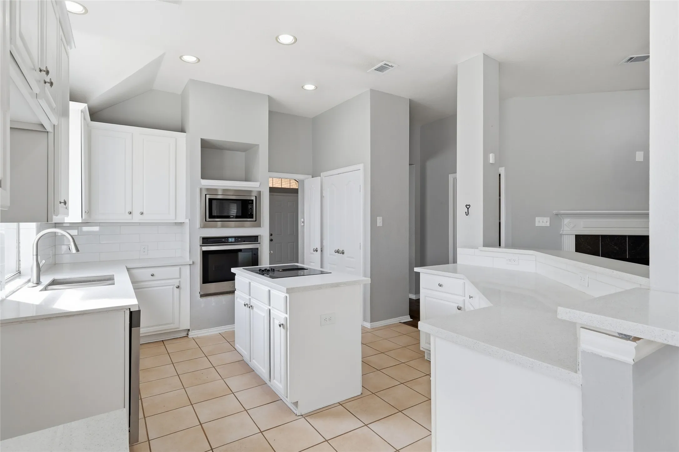 Single Family Residence For Sale in Denton County , 2211 Knob Hill Drive, Corinth, Texas 76210, 3 Bedroom, 2 Bathroom, 2 Garage spaces, 2,207 Sqft, built in 1997, mls#21371691, Real Estate Agent in Corinth, Homes For Sale in Denton county, Homes For Sale in Corinth, Realtor in Corinth Texas, Real Estate Brokerage Independent Realty Texas, Luminita Cordes Realtor