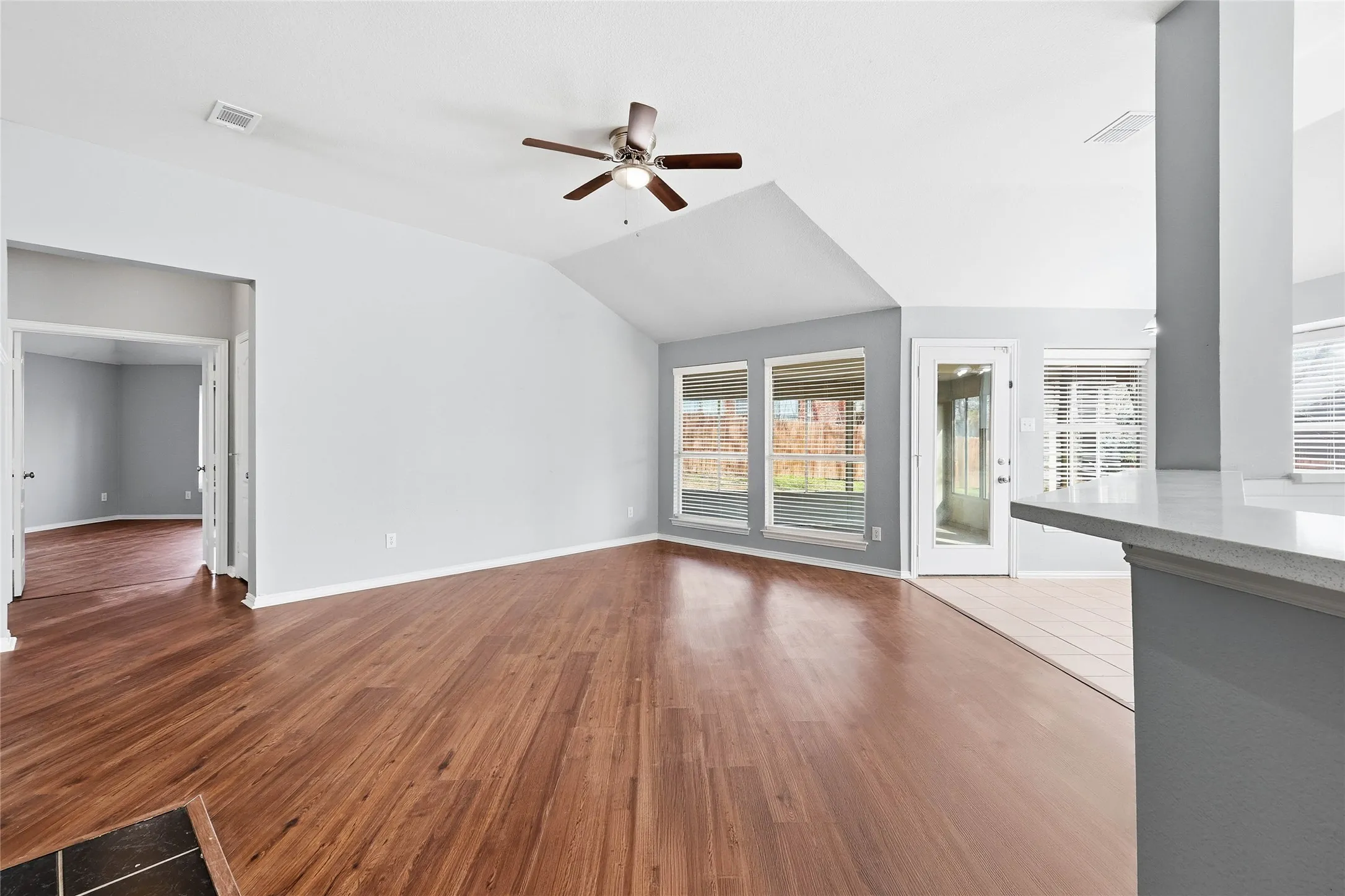 Single Family Residence For Sale in Denton County , 2211 Knob Hill Drive, Corinth, Texas 76210, 3 Bedroom, 2 Bathroom, 2 Garage spaces, 2,207 Sqft, built in 1997, mls#21371691, Real Estate Agent in Corinth, Homes For Sale in Denton county, Homes For Sale in Corinth, Realtor in Corinth Texas, Real Estate Brokerage Independent Realty Texas, Luminita Cordes Realtor