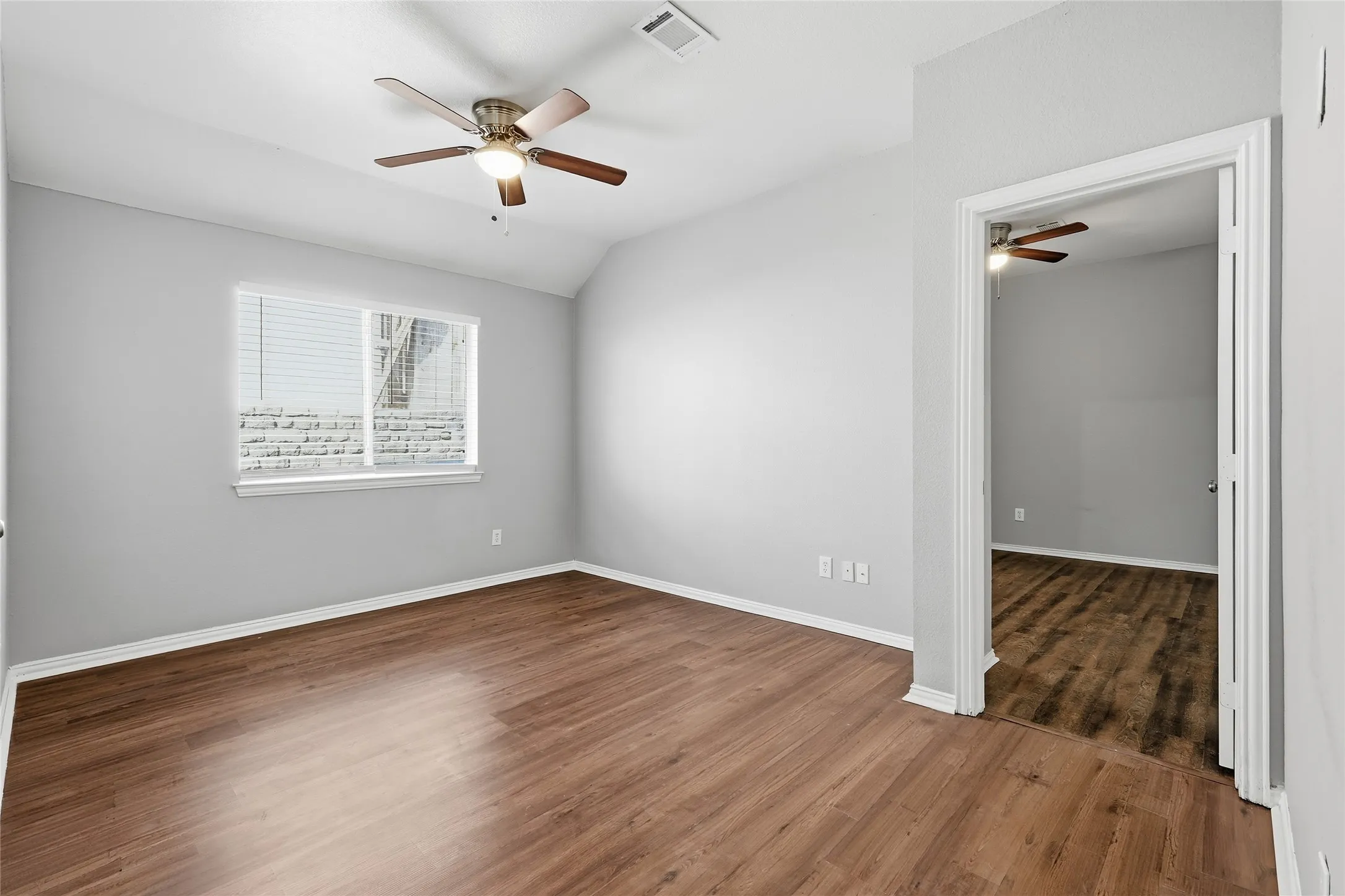 Single Family Residence For Sale in Denton County , 2211 Knob Hill Drive, Corinth, Texas 76210, 3 Bedroom, 2 Bathroom, 2 Garage spaces, 2,207 Sqft, built in 1997, mls#21371691, Real Estate Agent in Corinth, Homes For Sale in Denton county, Homes For Sale in Corinth, Realtor in Corinth Texas, Real Estate Brokerage Independent Realty Texas, Luminita Cordes Realtor