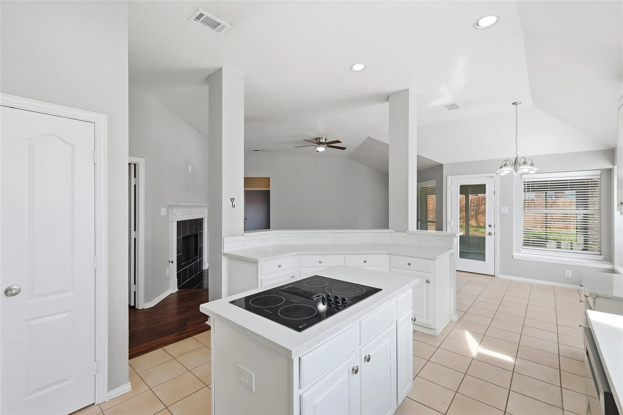 Single Family Residence For Sale in Denton County , 2211 Knob Hill Drive, Corinth, Texas 76210, 3 Bedroom, 2 Bathroom, 2 Garage spaces, 2,207 Sqft, built in 1997, mls#21371691, Real Estate Agent in Corinth, Homes For Sale in Denton county, Homes For Sale in Corinth, Realtor in Corinth Texas, Real Estate Brokerage Independent Realty Texas, Luminita Cordes Realtor