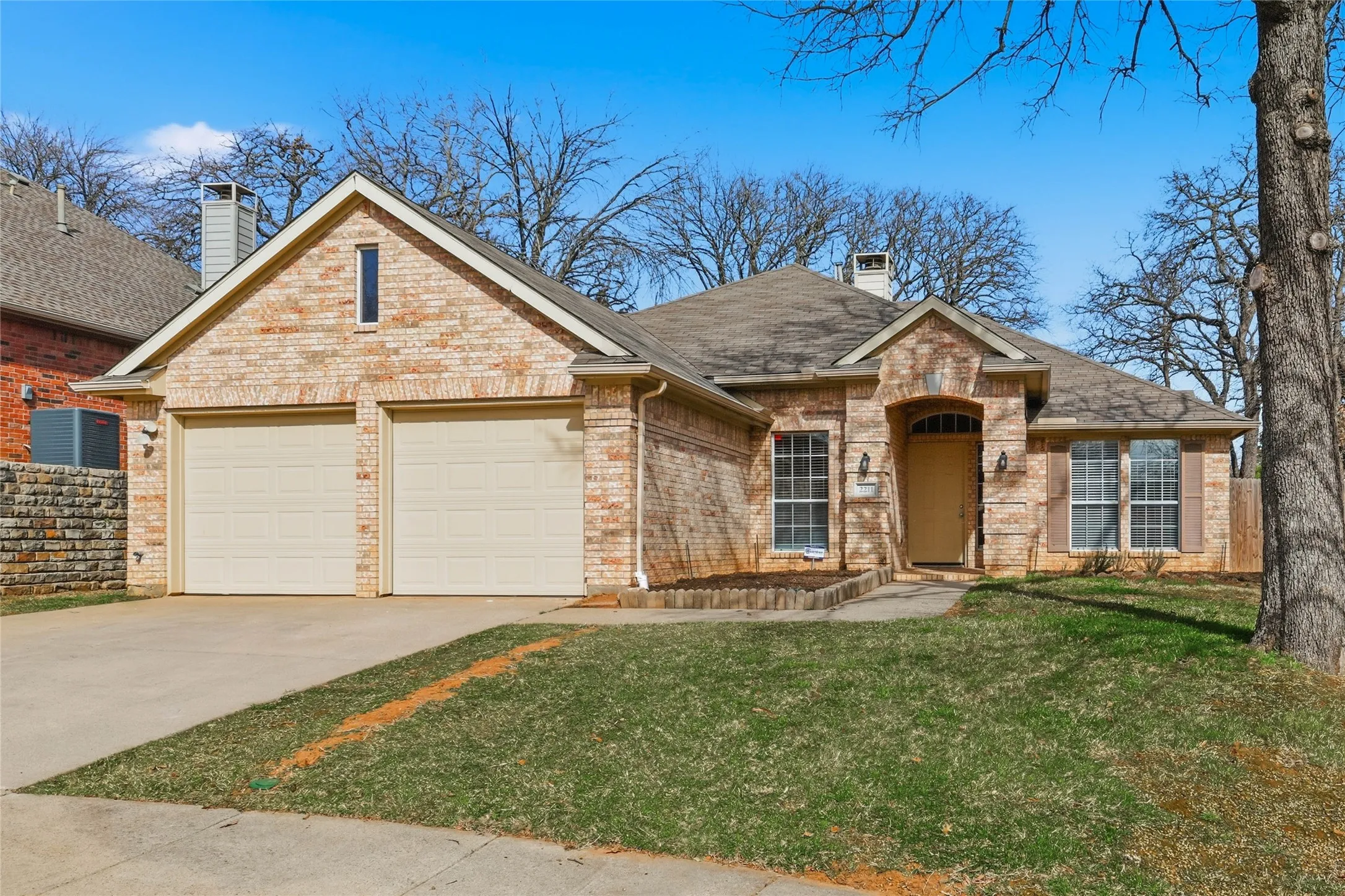 Single Family Residence For Sale in Denton County , 2211 Knob Hill Drive, Corinth, Texas 76210, 3 Bedroom, 2 Bathroom, 2 Garage spaces, 2,207 Sqft, built in 1997, mls#21371691, Real Estate Agent in Corinth, Homes For Sale in Denton county, Homes For Sale in Corinth, Realtor in Corinth Texas, Real Estate Brokerage Independent Realty Texas, Luminita Cordes Realtor