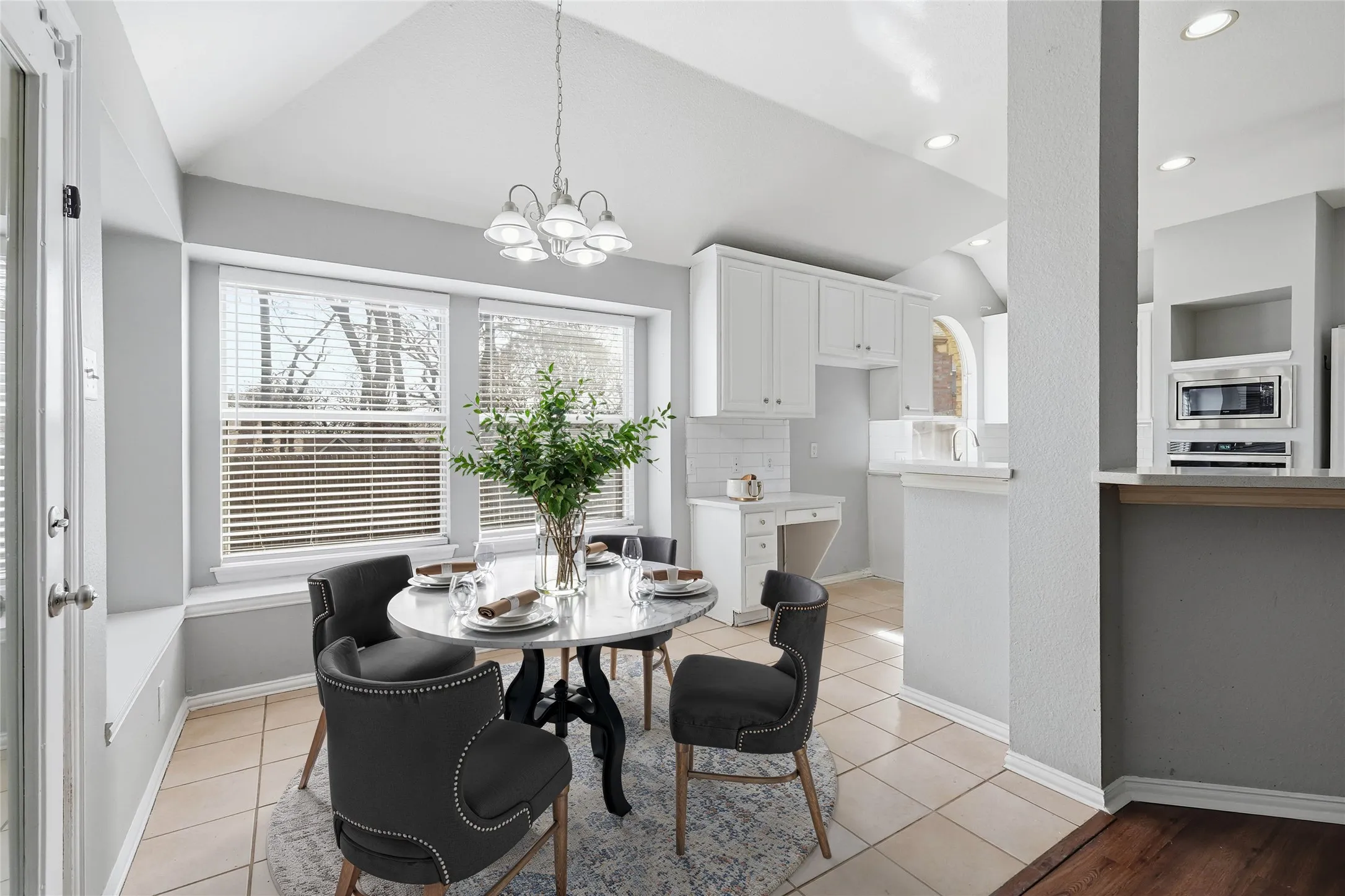Single Family Residence For Sale in Denton County , 2211 Knob Hill Drive, Corinth, Texas 76210, 3 Bedroom, 2 Bathroom, 2 Garage spaces, 2,207 Sqft, built in 1997, mls#21371691, Real Estate Agent in Corinth, Homes For Sale in Denton county, Homes For Sale in Corinth, Realtor in Corinth Texas, Real Estate Brokerage Independent Realty Texas, Luminita Cordes Realtor