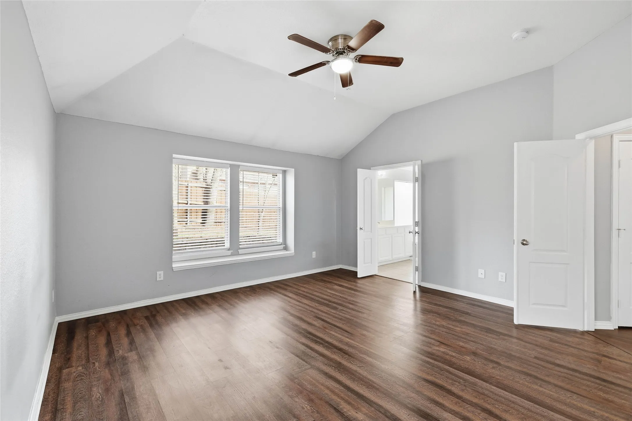 Single Family Residence For Sale in Denton County , 2211 Knob Hill Drive, Corinth, Texas 76210, 3 Bedroom, 2 Bathroom, 2 Garage spaces, 2,207 Sqft, built in 1997, mls#21371691, Real Estate Agent in Corinth, Homes For Sale in Denton county, Homes For Sale in Corinth, Realtor in Corinth Texas, Real Estate Brokerage Independent Realty Texas, Luminita Cordes Realtor