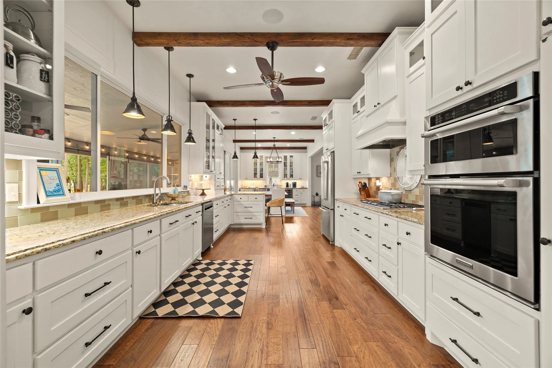 Calling all kitchen enthusiasts! Abundant storage & loads of counter space---everything you need in a luxe kitchen to spread out, get creative & deliver a sumptuous meal.