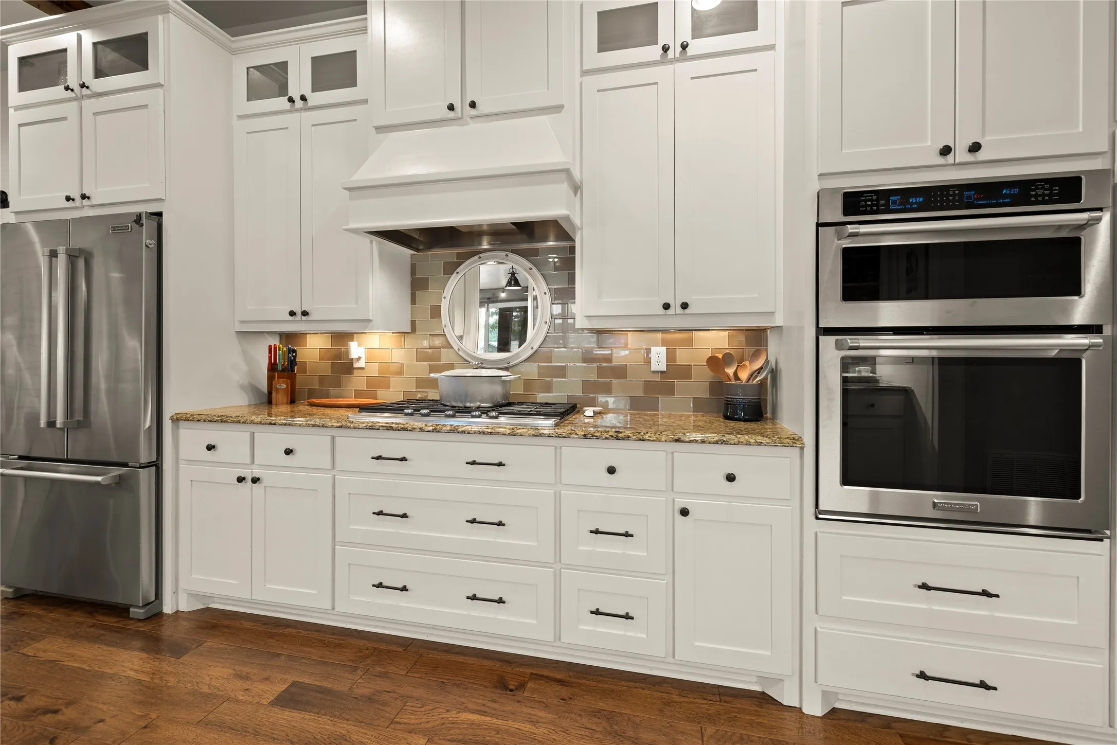 Who doesn't love a gas cooktop?  Stainless appliances all convey.