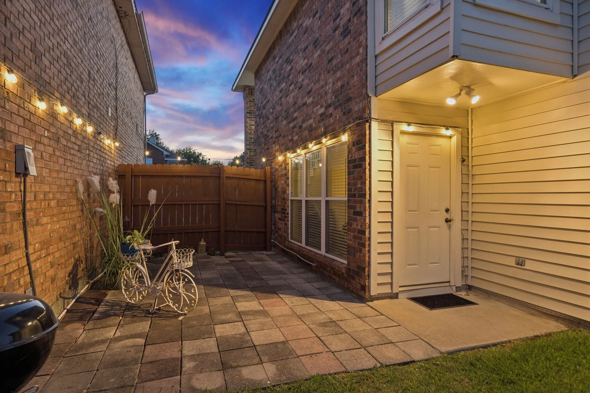 Single Family Residence For Sale in Dallas County , 707 Meadowcreek Court, Garland, Texas 75043, 3 Bedroom, 2 Bathroom, 2 Garage spaces, 1,654 Sqft, built in 1986, mls#21370226, Real Estate Agent in Garland, Homes For Sale in Dallas county, Homes For Sale in Garland, Realtor in Garland Texas, Real Estate Brokerage Independent Realty Texas, Luminita Cordes Realtor