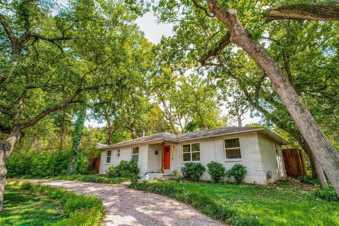 Single Family Residence For Rent in Dallas County , 2824 W Kiest Boulevard, Dallas, Texas 75233, 3 Bedroom, 2 Bathroom, 2 Garage spaces, 2,268 Sqft, built in 1961, mls#21369310, Real Estate Agent in Dallas, Homes For Rent in Dallas county, Homes For Rent in Dallas, Realtor in Dallas Texas, Real Estate Brokerage Independent Realty Texas, Luminita Cordes Realtor
