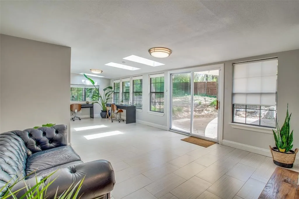 Single Family Residence For Rent in Dallas County , 2824 W Kiest Boulevard, Dallas, Texas 75233, 3 Bedroom, 2 Bathroom, 2 Garage spaces, 2,268 Sqft, built in 1961, mls#21369310, Real Estate Agent in Dallas, Homes For Rent in Dallas county, Homes For Rent in Dallas, Realtor in Dallas Texas, Real Estate Brokerage Independent Realty Texas, Luminita Cordes Realtor