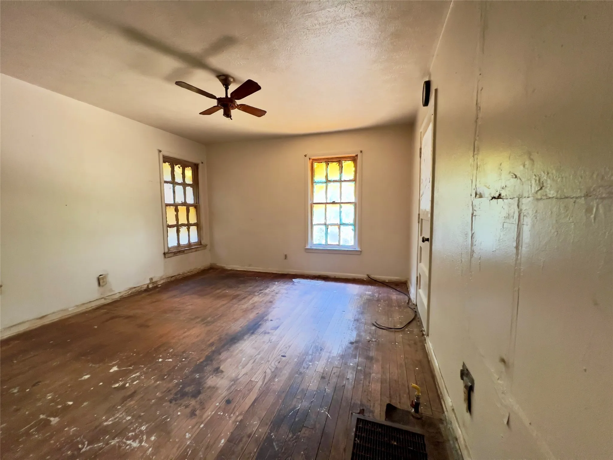 Single Family Residence For Sale in Dallas County , 1323 S Denley Drive, Dallas, Texas 75216, 3 Bedroom, 2 Bathroom, Garage spaces, 1,344 Sqft, built in 1951, mls#21371623, Real Estate Agent in Dallas, Homes For Sale in Dallas county, Homes For Sale in Dallas, Realtor in Dallas Texas, Real Estate Brokerage Independent Realty Texas, Luminita Cordes Realtor