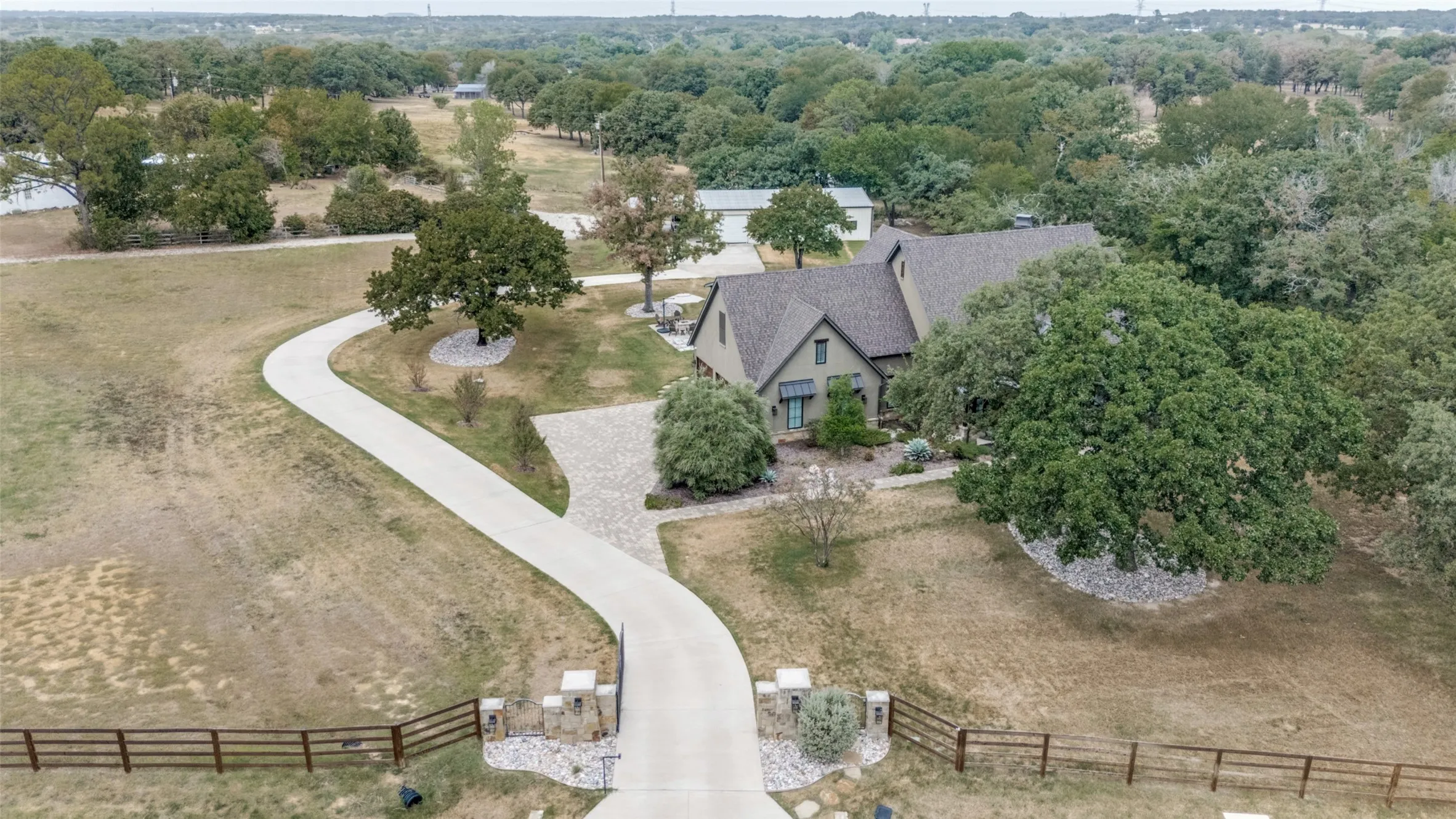 Single Family Residence For Sale in Denton County , 197 Stonewood Boulevard, Bartonville, Texas 76226, 4 Bedroom, 4 Bathroom, 3 Garage spaces, 3,612 Sqft, built in 2018, mls#21371179, Real Estate Agent in Bartonville, Homes For Sale in Denton county, Homes For Sale in Bartonville, Realtor in Bartonville Texas, Real Estate Brokerage Independent Realty Texas, Luminita Cordes Realtor