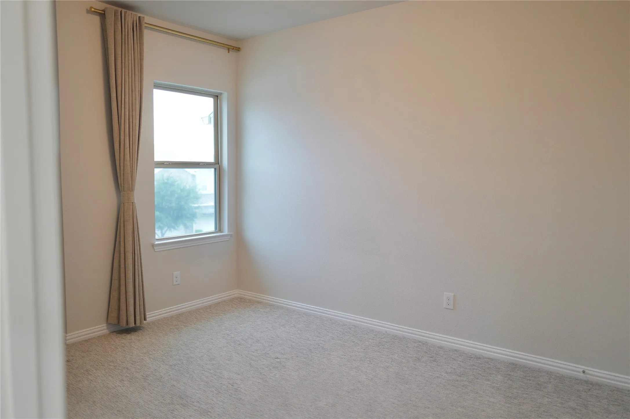 Townhouse For Sale in Collin County , 17728 Coralberry Drive, Dallas, Texas 75252, 3 Bedroom, 3 Bathroom, 2 Garage spaces, 1,937 Sqft, built in 2019, mls#21371690, Real Estate Agent in Dallas, Homes For Sale in Collin county, Homes For Sale in Dallas, Realtor in Dallas Texas, Real Estate Brokerage Independent Realty Texas, Luminita Cordes Realtor