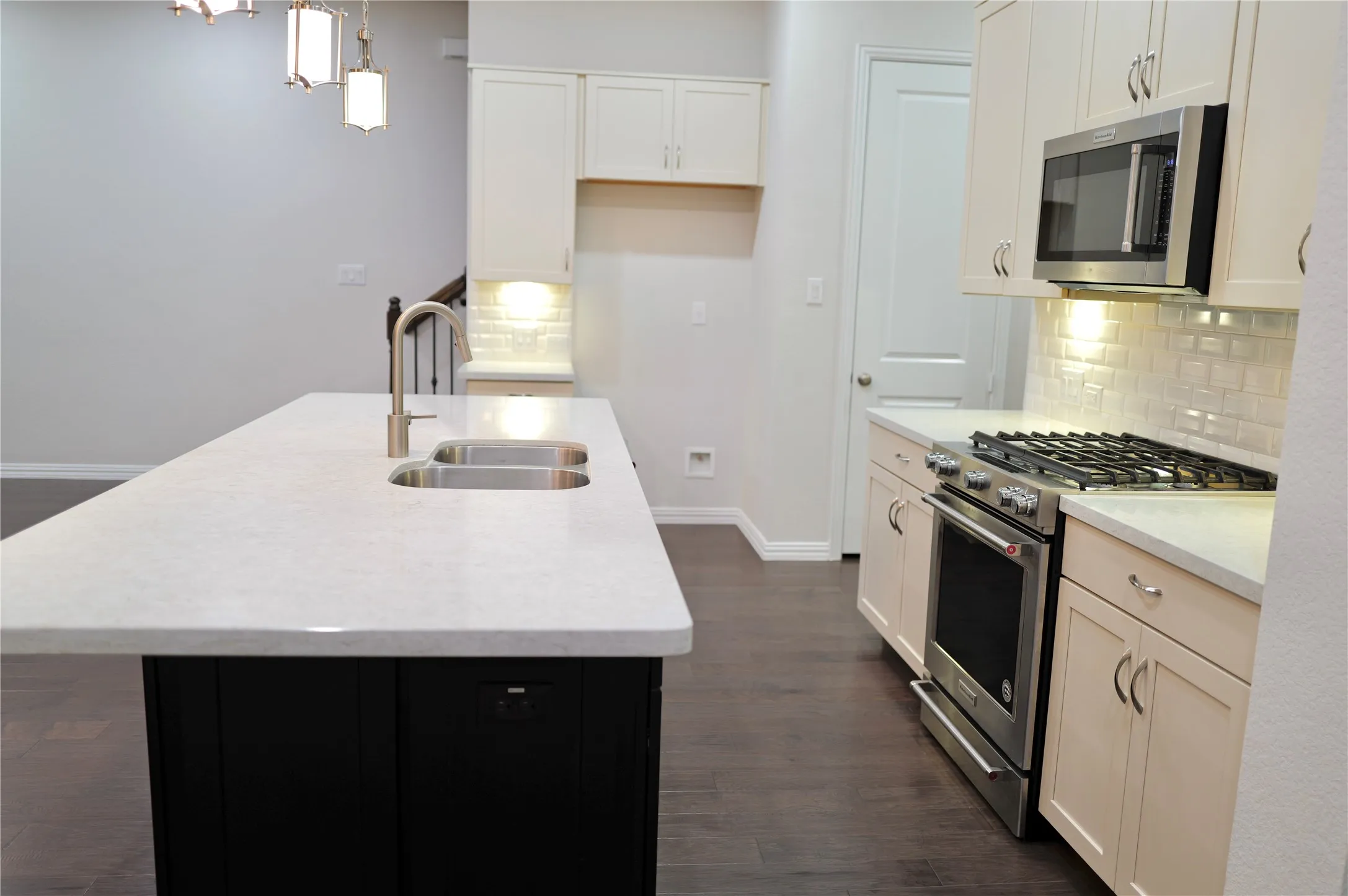 Townhouse For Sale in Collin County , 17728 Coralberry Drive, Dallas, Texas 75252, 3 Bedroom, 3 Bathroom, 2 Garage spaces, 1,937 Sqft, built in 2019, mls#21371690, Real Estate Agent in Dallas, Homes For Sale in Collin county, Homes For Sale in Dallas, Realtor in Dallas Texas, Real Estate Brokerage Independent Realty Texas, Luminita Cordes Realtor