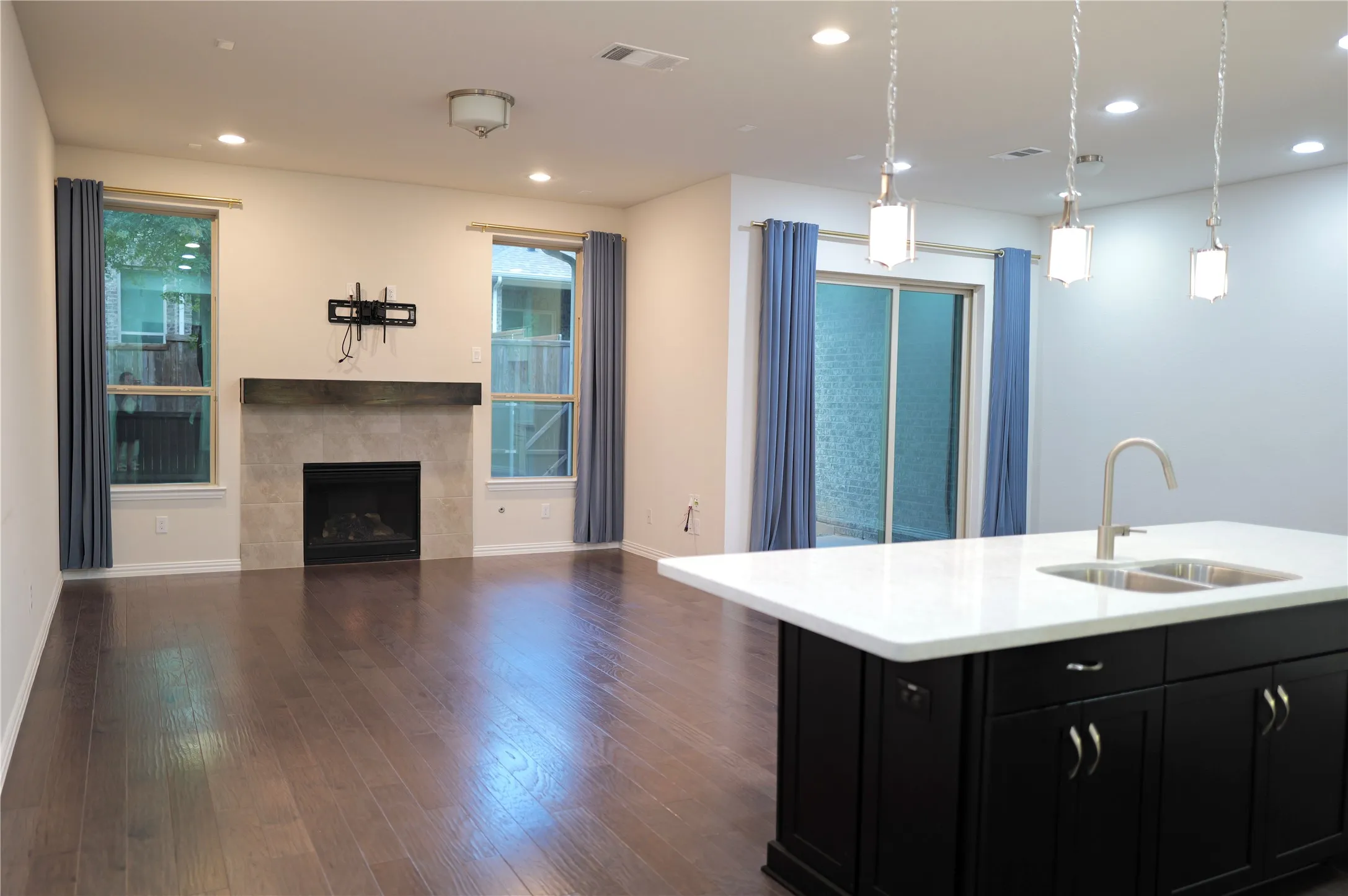 Townhouse For Sale in Collin County , 17728 Coralberry Drive, Dallas, Texas 75252, 3 Bedroom, 3 Bathroom, 2 Garage spaces, 1,937 Sqft, built in 2019, mls#21371690, Real Estate Agent in Dallas, Homes For Sale in Collin county, Homes For Sale in Dallas, Realtor in Dallas Texas, Real Estate Brokerage Independent Realty Texas, Luminita Cordes Realtor