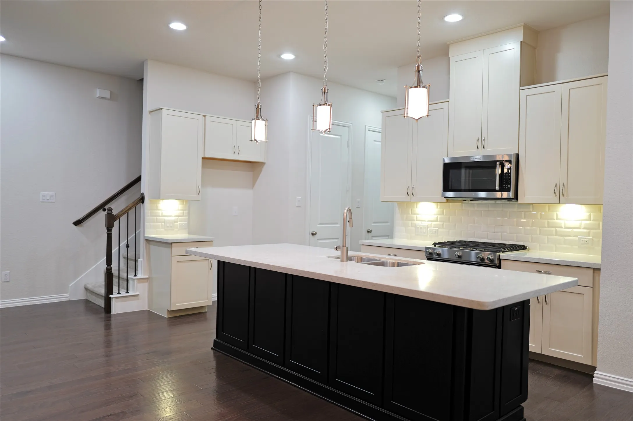 Townhouse For Sale in Collin County , 17728 Coralberry Drive, Dallas, Texas 75252, 3 Bedroom, 3 Bathroom, 2 Garage spaces, 1,937 Sqft, built in 2019, mls#21371690, Real Estate Agent in Dallas, Homes For Sale in Collin county, Homes For Sale in Dallas, Realtor in Dallas Texas, Real Estate Brokerage Independent Realty Texas, Luminita Cordes Realtor
