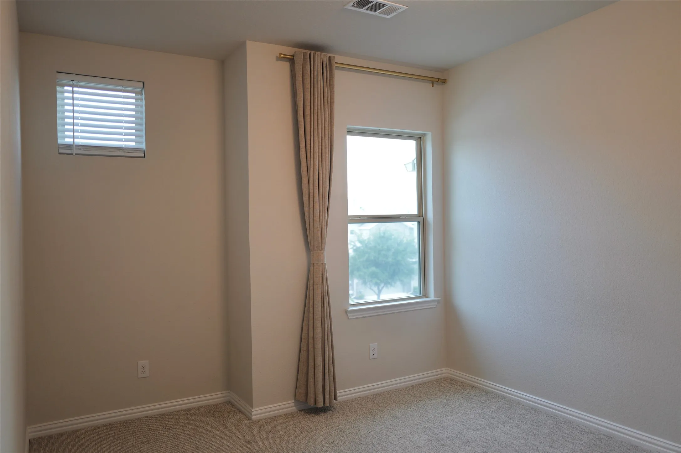 Townhouse For Sale in Collin County , 17728 Coralberry Drive, Dallas, Texas 75252, 3 Bedroom, 3 Bathroom, 2 Garage spaces, 1,937 Sqft, built in 2019, mls#21371690, Real Estate Agent in Dallas, Homes For Sale in Collin county, Homes For Sale in Dallas, Realtor in Dallas Texas, Real Estate Brokerage Independent Realty Texas, Luminita Cordes Realtor