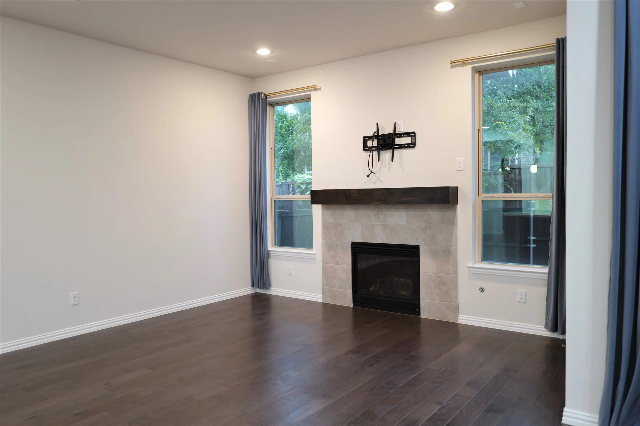 Townhouse For Sale in Collin County , 17728 Coralberry Drive, Dallas, Texas 75252, 3 Bedroom, 3 Bathroom, 2 Garage spaces, 1,937 Sqft, built in 2019, mls#21371690, Real Estate Agent in Dallas, Homes For Sale in Collin county, Homes For Sale in Dallas, Realtor in Dallas Texas, Real Estate Brokerage Independent Realty Texas, Luminita Cordes Realtor