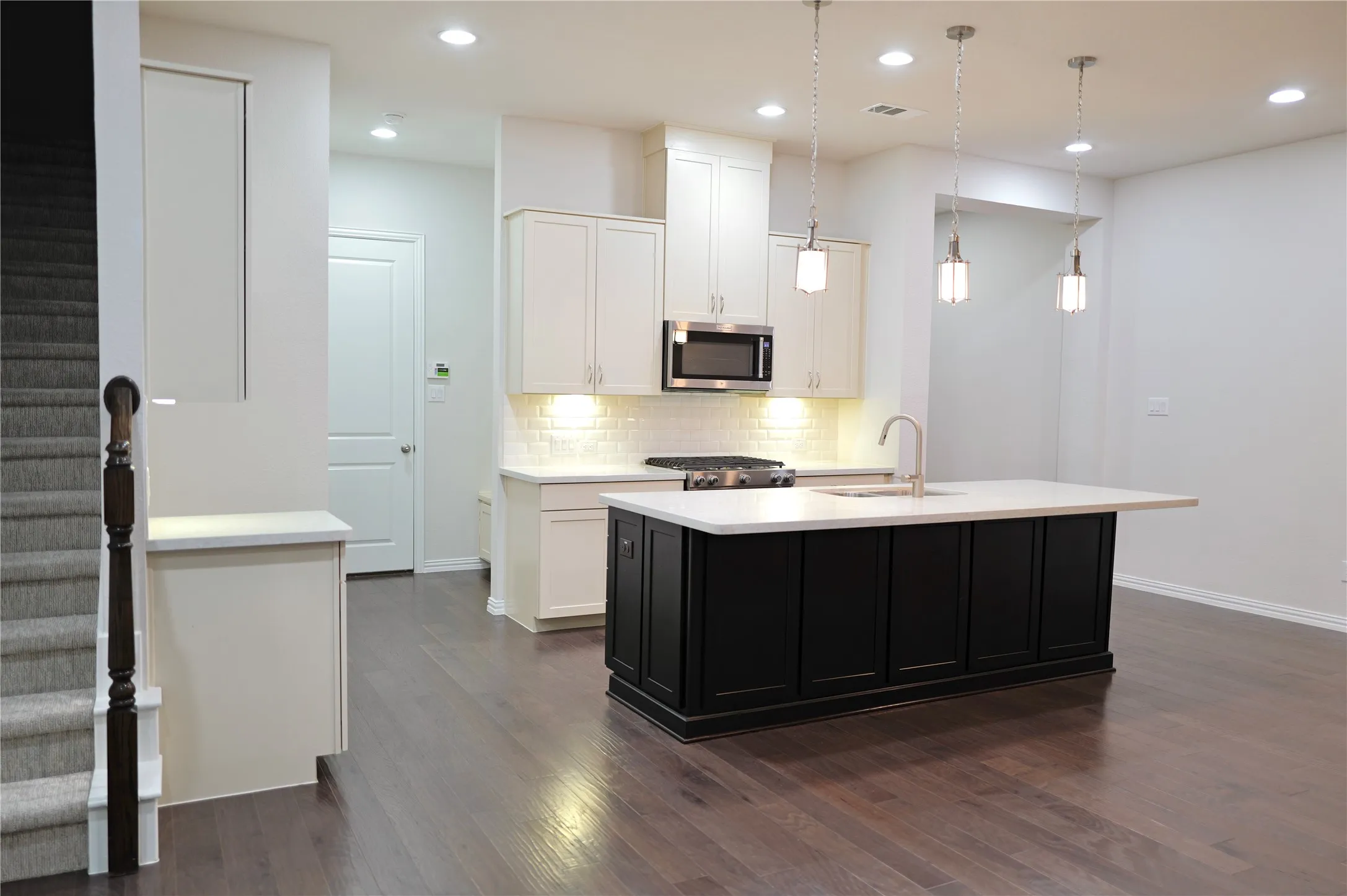 Townhouse For Sale in Collin County , 17728 Coralberry Drive, Dallas, Texas 75252, 3 Bedroom, 3 Bathroom, 2 Garage spaces, 1,937 Sqft, built in 2019, mls#21371690, Real Estate Agent in Dallas, Homes For Sale in Collin county, Homes For Sale in Dallas, Realtor in Dallas Texas, Real Estate Brokerage Independent Realty Texas, Luminita Cordes Realtor