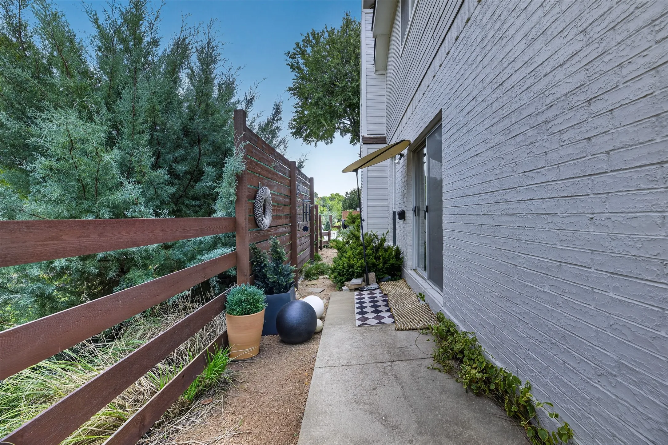 Single Family Residence For Sale in Denton County , 1193 Marchant Place, Lewisville, Texas 75067, 3 Bedroom, 3 Bathroom, 2 Garage spaces, 1,671 Sqft, built in 1999, mls#21371706, Real Estate Agent in Lewisville, Homes For Sale in Denton county, Homes For Sale in Lewisville, Realtor in Lewisville Texas, Real Estate Brokerage Independent Realty Texas, Luminita Cordes Realtor