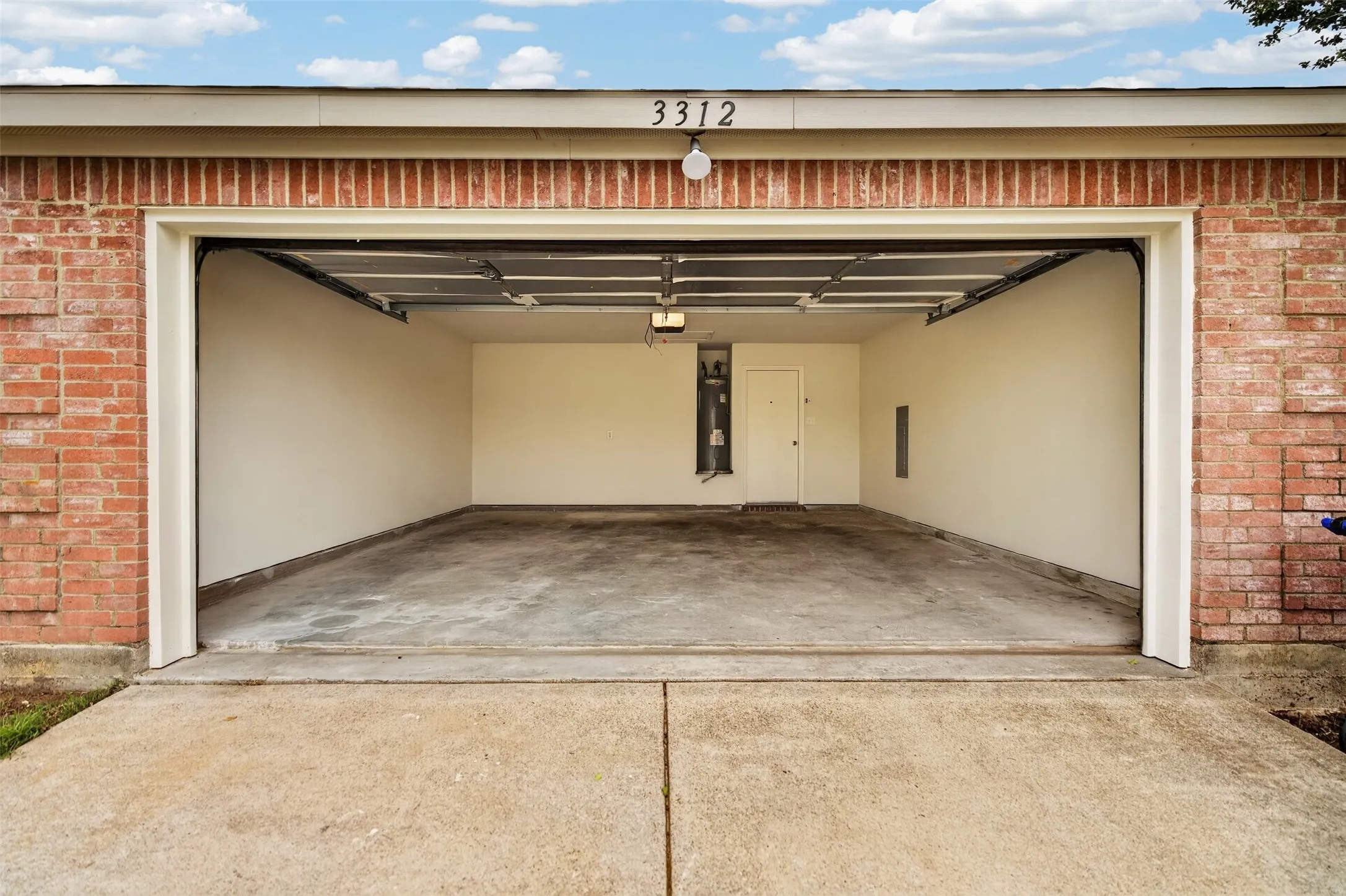 Single Family Residence For Sale in Dallas County , 3312 Knoll Trail, Balch Springs, Texas 75180, 4 Bedroom, 2 Bathroom, 2 Garage spaces, 1,456 Sqft, built in 2005, mls#21371708, Real Estate Agent in Balch Springs, Homes For Sale in Dallas county, Homes For Sale in Balch Springs, Realtor in Balch Springs Texas, Real Estate Brokerage Independent Realty Texas, Luminita Cordes Realtor