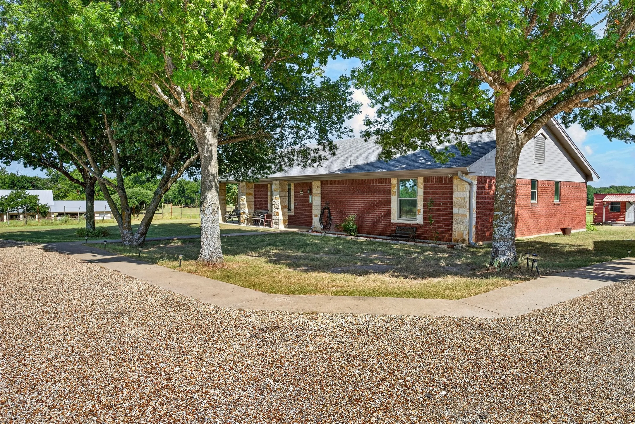 Single Family Residence For Sale in Coryell County , 11121 E HWY 84, Gatesville, Texas 76528, 2 Bedroom, 2 Bathroom, Garage spaces, 1,492 Sqft, built in 1997, mls#21364563, Real Estate Agent in Gatesville, Homes For Sale in Coryell county, Homes For Sale in Gatesville, Realtor in Gatesville Texas, Real Estate Brokerage Independent Realty Texas, Luminita Cordes Realtor