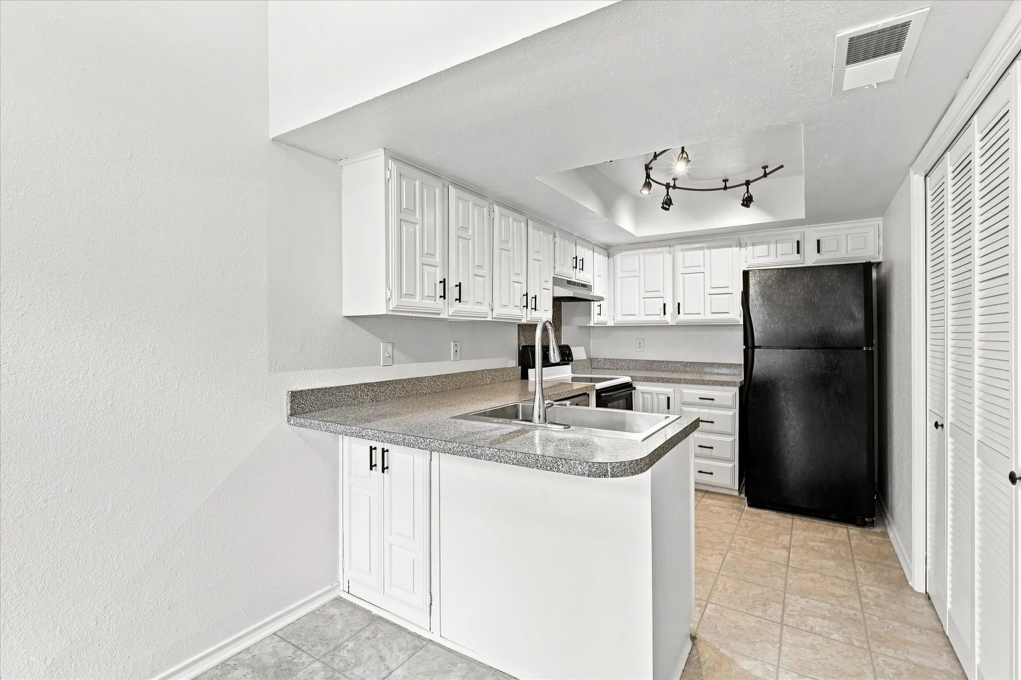 Condominium For Sale in Dallas County , 821 Dublin Drive 249, Richardson, Texas 75080, 3 Bedroom, 2 Bathroom, Garage spaces, 1,365 Sqft, built in 1981, mls#21353264, Real Estate Agent in Richardson, Homes For Sale in Dallas county, Homes For Sale in Richardson, Realtor in Richardson Texas, Real Estate Brokerage Independent Realty Texas, Luminita Cordes Realtor