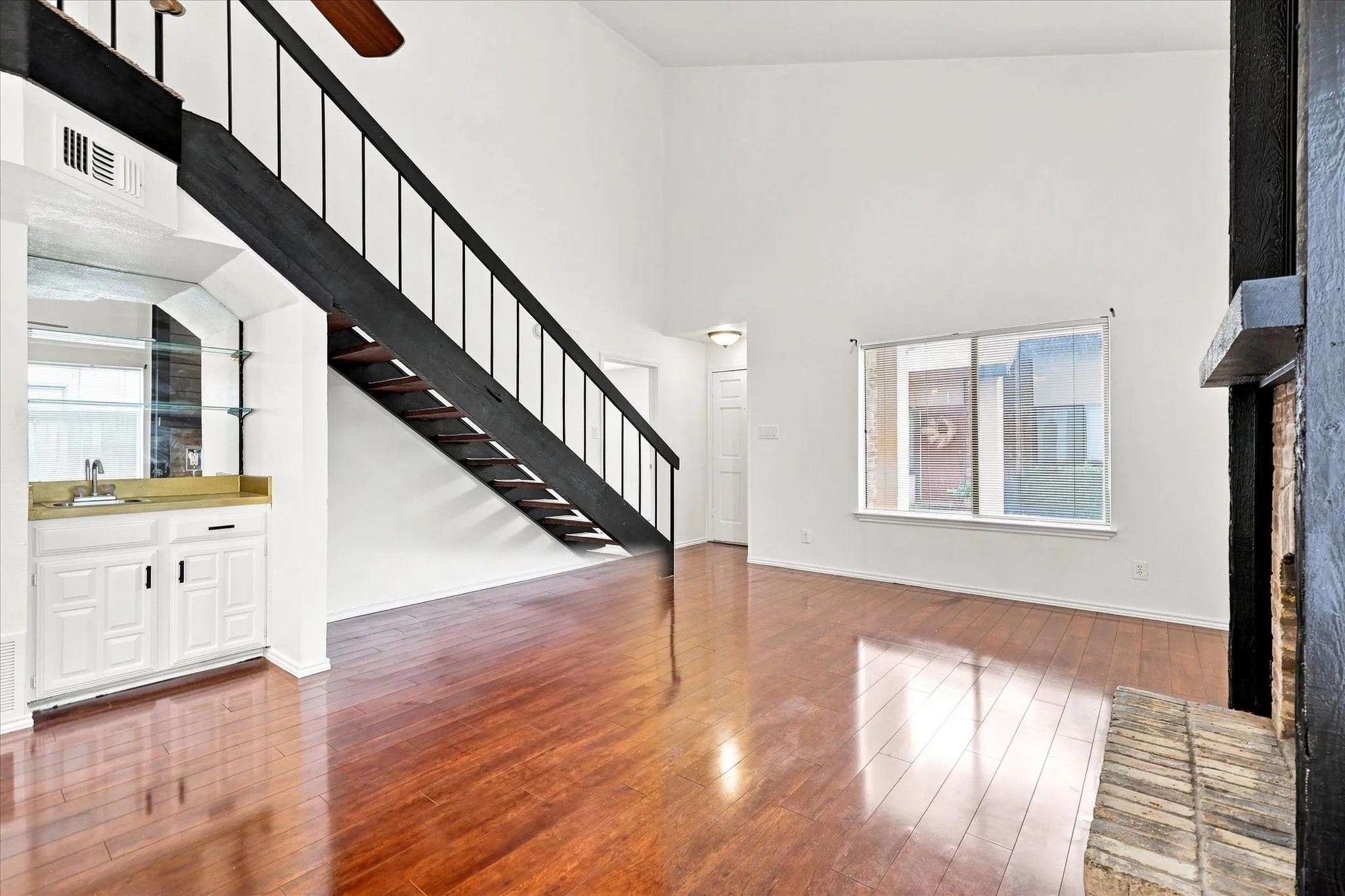 Condominium For Sale in Dallas County , 821 Dublin Drive 249, Richardson, Texas 75080, 3 Bedroom, 2 Bathroom, Garage spaces, 1,365 Sqft, built in 1981, mls#21353264, Real Estate Agent in Richardson, Homes For Sale in Dallas county, Homes For Sale in Richardson, Realtor in Richardson Texas, Real Estate Brokerage Independent Realty Texas, Luminita Cordes Realtor