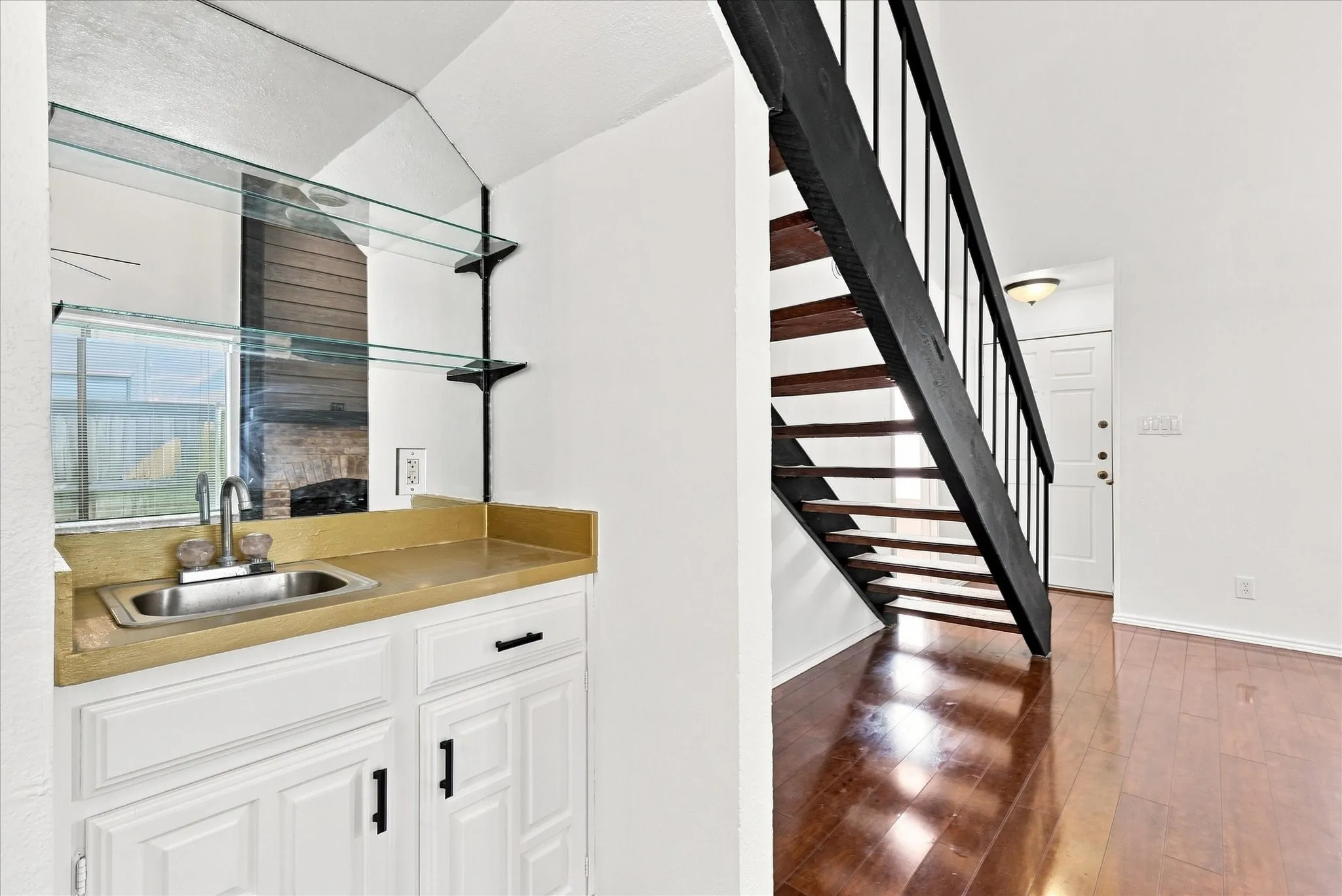 Condominium For Sale in Dallas County , 821 Dublin Drive 249, Richardson, Texas 75080, 3 Bedroom, 2 Bathroom, Garage spaces, 1,365 Sqft, built in 1981, mls#21353264, Real Estate Agent in Richardson, Homes For Sale in Dallas county, Homes For Sale in Richardson, Realtor in Richardson Texas, Real Estate Brokerage Independent Realty Texas, Luminita Cordes Realtor