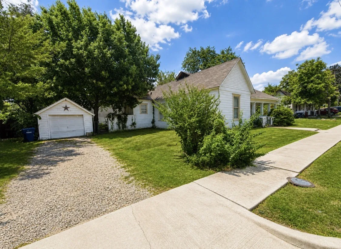 Single Family Residence For Sale in Collin County , 1018 N College Street, Mc Kinney, Texas 75069, 0, 0, 2 Garage spaces, 1,815 Sqft, built in 1960, mls#21371715, Real Estate Agent in Mc Kinney, Homes For Sale in Collin county, Homes For Sale in Mc Kinney, Realtor in Mc Kinney Texas, Real Estate Brokerage Independent Realty Texas, Luminita Cordes Realtor