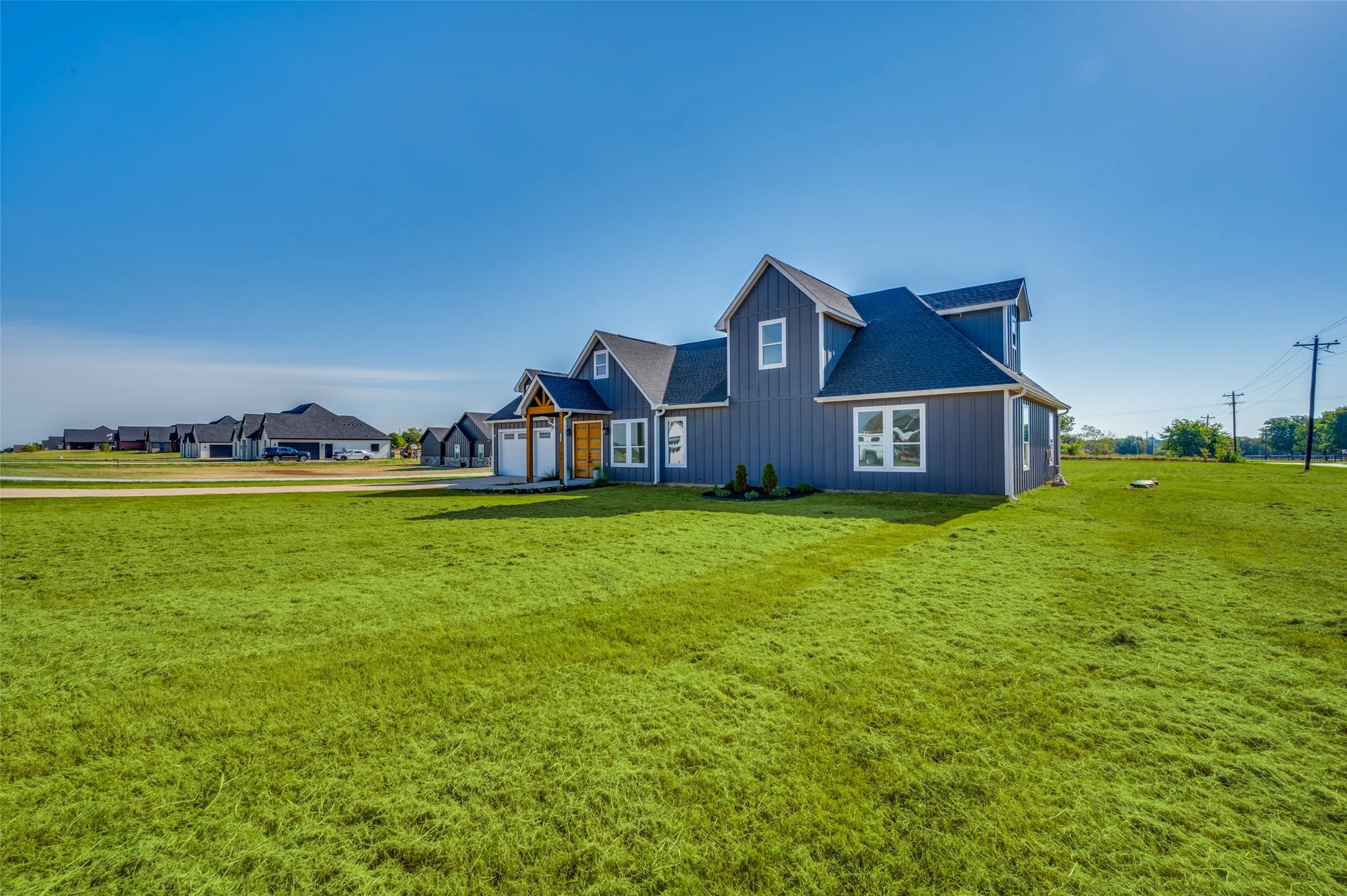 Single Family Residence For Sale in Grayson County , 1561 Dixie Estates Way, Whitesboro, Texas 76273, 3 Bedroom, 4 Bathroom, 2 Garage spaces, 2,649 Sqft, built in 2024, mls#21371595, Real Estate Agent in Whitesboro, Homes For Sale in Grayson county, Homes For Sale in Whitesboro, Realtor in Whitesboro Texas, Real Estate Brokerage Independent Realty Texas, Luminita Cordes Realtor