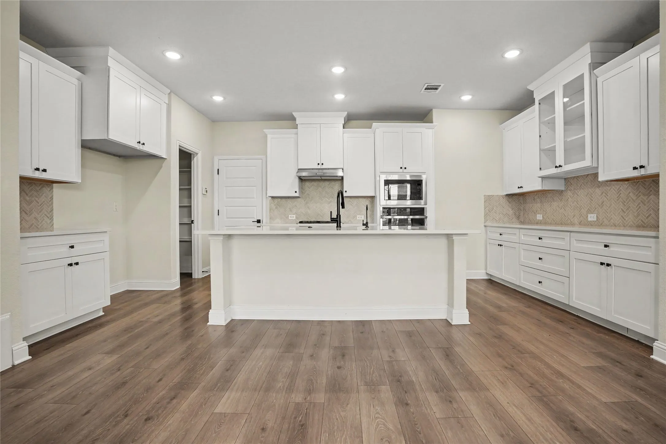 Single Family Residence For Sale in Ellis County , 1830 Silver Birch Road, Waxahachie, Texas 75165, 5 Bedroom, 4 Bathroom, 2 Garage spaces, 3,499 Sqft, built in 2024, mls#21370861, Real Estate Agent in Waxahachie, Homes For Sale in Ellis county, Homes For Sale in Waxahachie, Realtor in Waxahachie Texas, Real Estate Brokerage Independent Realty Texas, Luminita Cordes Realtor