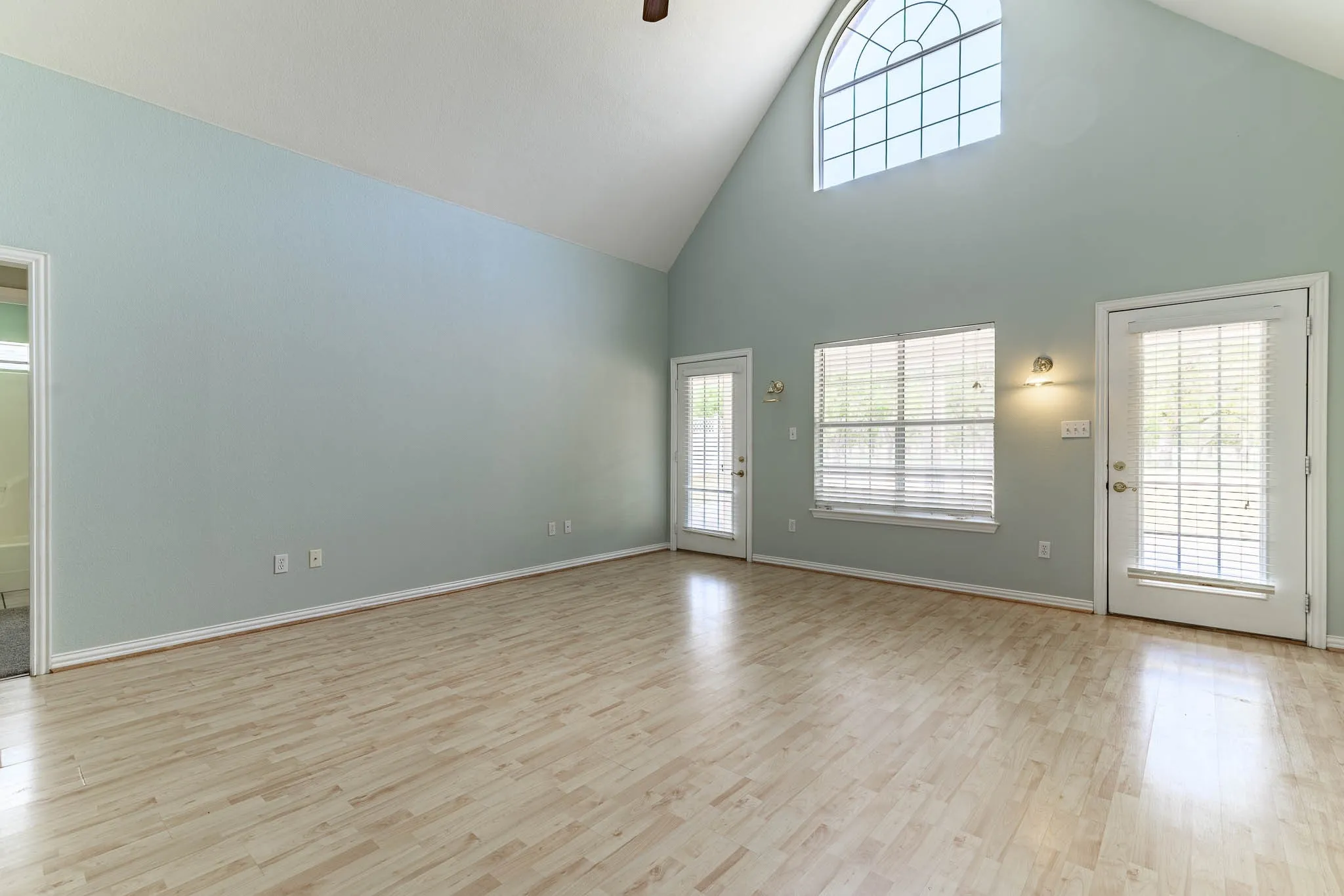 Single Family Residence For Sale in Johnson County , 9009 Ravenswood Road, Granbury, Texas 76049, 3 Bedroom, 2 Bathroom, Garage spaces, 1,849 Sqft, built in 1998, mls#21367327, Real Estate Agent in Granbury, Homes For Sale in Johnson county, Homes For Sale in Granbury, Realtor in Granbury Texas, Real Estate Brokerage Independent Realty Texas, Luminita Cordes Realtor