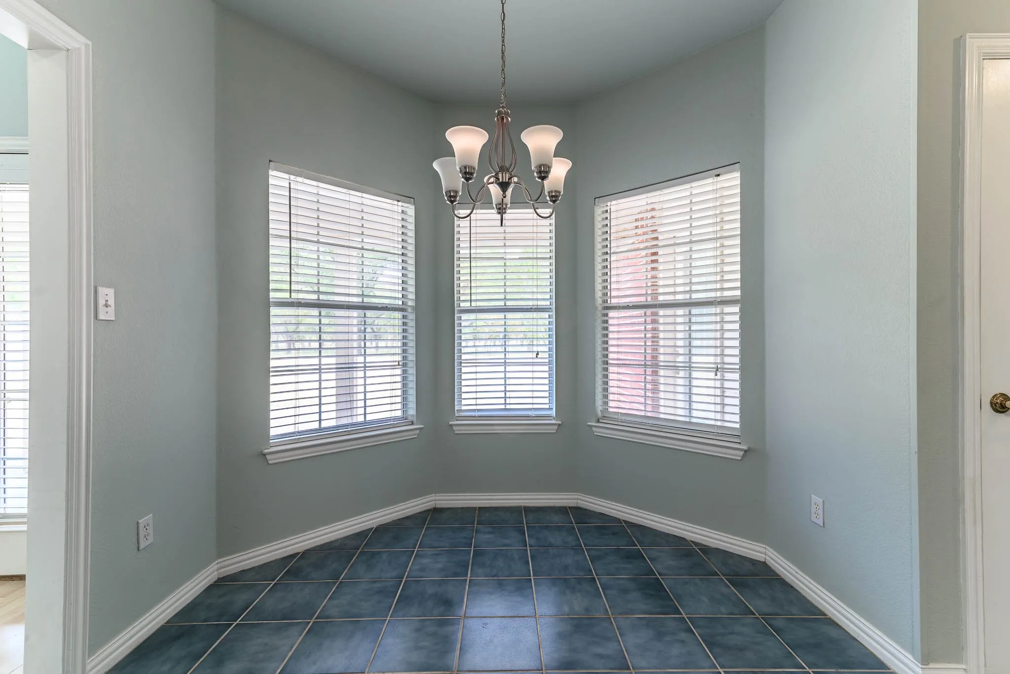 Single Family Residence For Sale in Johnson County , 9009 Ravenswood Road, Granbury, Texas 76049, 3 Bedroom, 2 Bathroom, Garage spaces, 1,849 Sqft, built in 1998, mls#21367327, Real Estate Agent in Granbury, Homes For Sale in Johnson county, Homes For Sale in Granbury, Realtor in Granbury Texas, Real Estate Brokerage Independent Realty Texas, Luminita Cordes Realtor