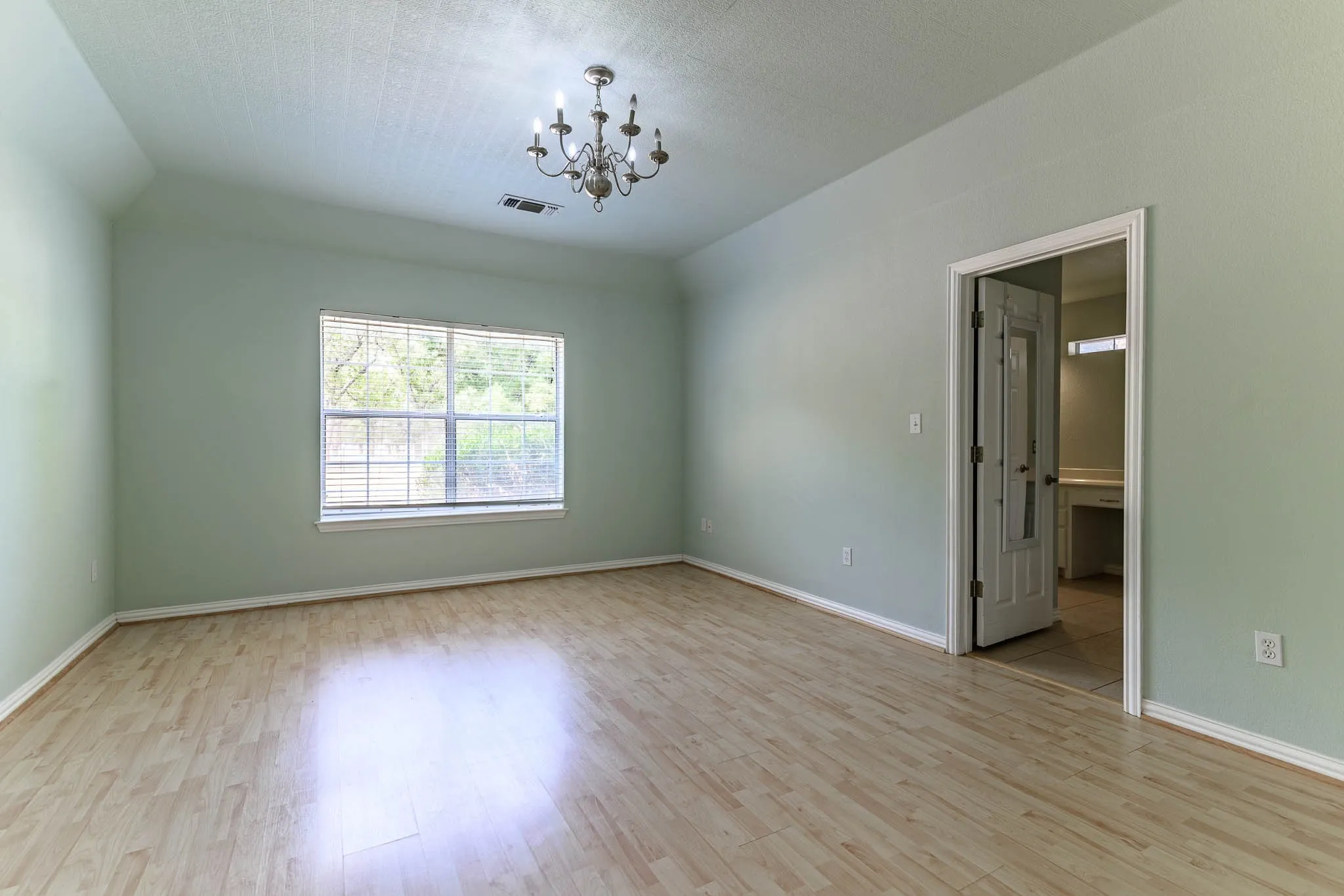 Single Family Residence For Sale in Johnson County , 9009 Ravenswood Road, Granbury, Texas 76049, 3 Bedroom, 2 Bathroom, Garage spaces, 1,849 Sqft, built in 1998, mls#21367327, Real Estate Agent in Granbury, Homes For Sale in Johnson county, Homes For Sale in Granbury, Realtor in Granbury Texas, Real Estate Brokerage Independent Realty Texas, Luminita Cordes Realtor