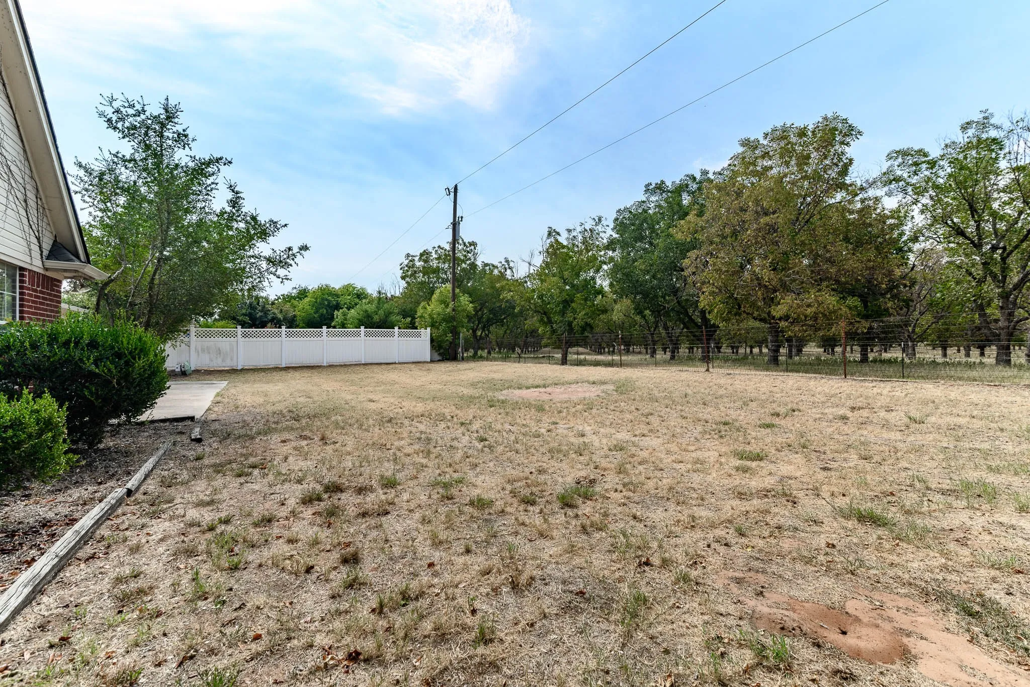 Single Family Residence For Sale in Johnson County , 9009 Ravenswood Road, Granbury, Texas 76049, 3 Bedroom, 2 Bathroom, Garage spaces, 1,849 Sqft, built in 1998, mls#21367327, Real Estate Agent in Granbury, Homes For Sale in Johnson county, Homes For Sale in Granbury, Realtor in Granbury Texas, Real Estate Brokerage Independent Realty Texas, Luminita Cordes Realtor