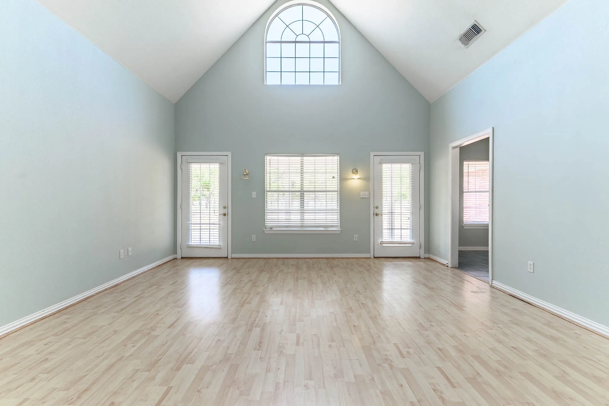 Single Family Residence For Sale in Johnson County , 9009 Ravenswood Road, Granbury, Texas 76049, 3 Bedroom, 2 Bathroom, Garage spaces, 1,849 Sqft, built in 1998, mls#21367327, Real Estate Agent in Granbury, Homes For Sale in Johnson county, Homes For Sale in Granbury, Realtor in Granbury Texas, Real Estate Brokerage Independent Realty Texas, Luminita Cordes Realtor