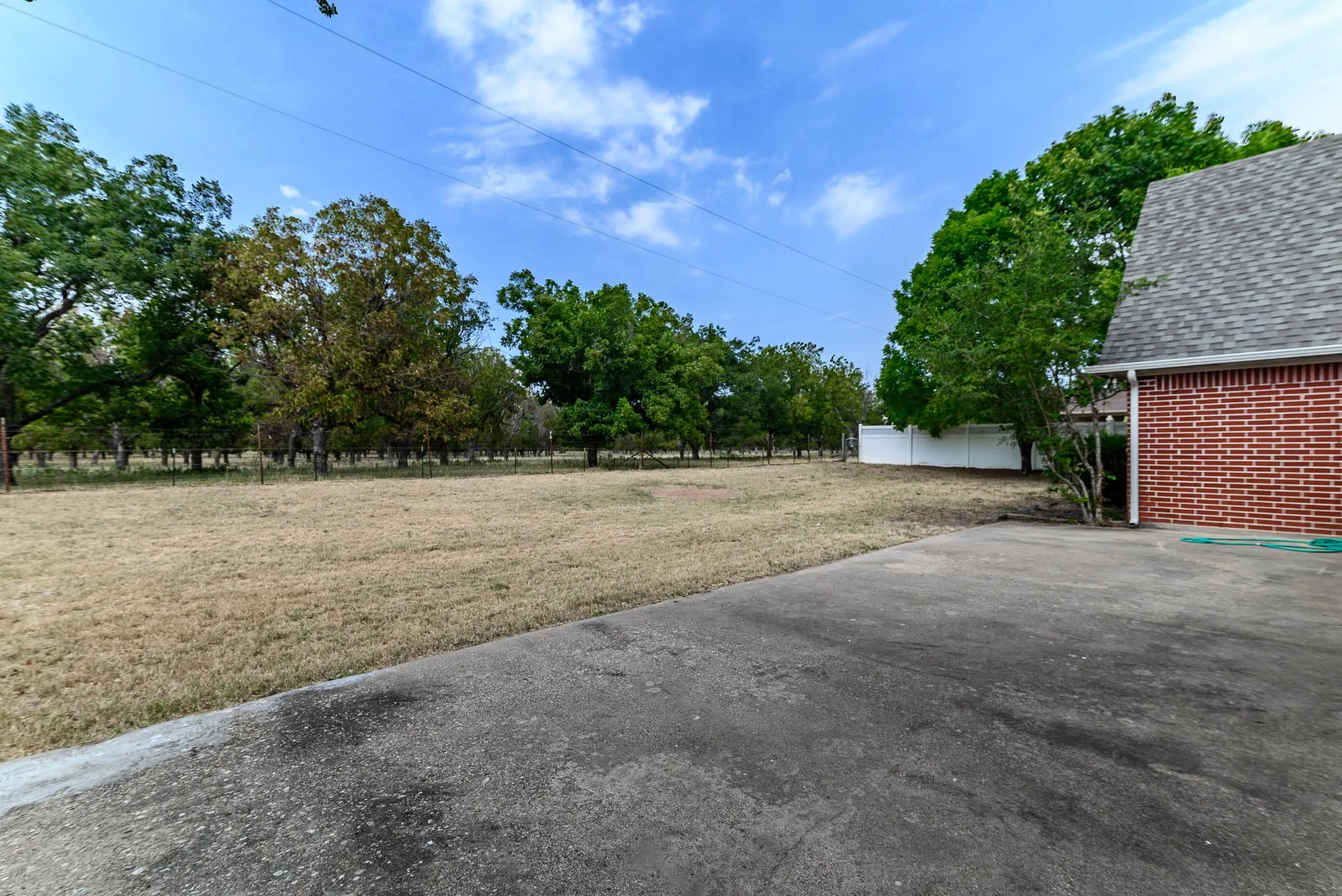 Single Family Residence For Sale in Johnson County , 9009 Ravenswood Road, Granbury, Texas 76049, 3 Bedroom, 2 Bathroom, Garage spaces, 1,849 Sqft, built in 1998, mls#21367327, Real Estate Agent in Granbury, Homes For Sale in Johnson county, Homes For Sale in Granbury, Realtor in Granbury Texas, Real Estate Brokerage Independent Realty Texas, Luminita Cordes Realtor